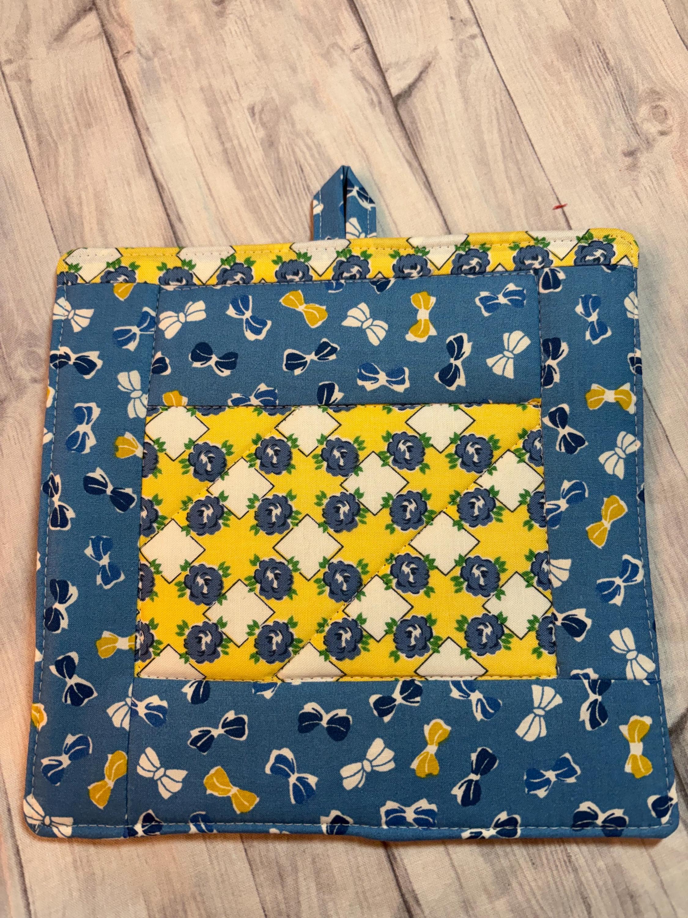 Single reproduction feedsack potholder, 8” homemade quilted Bows