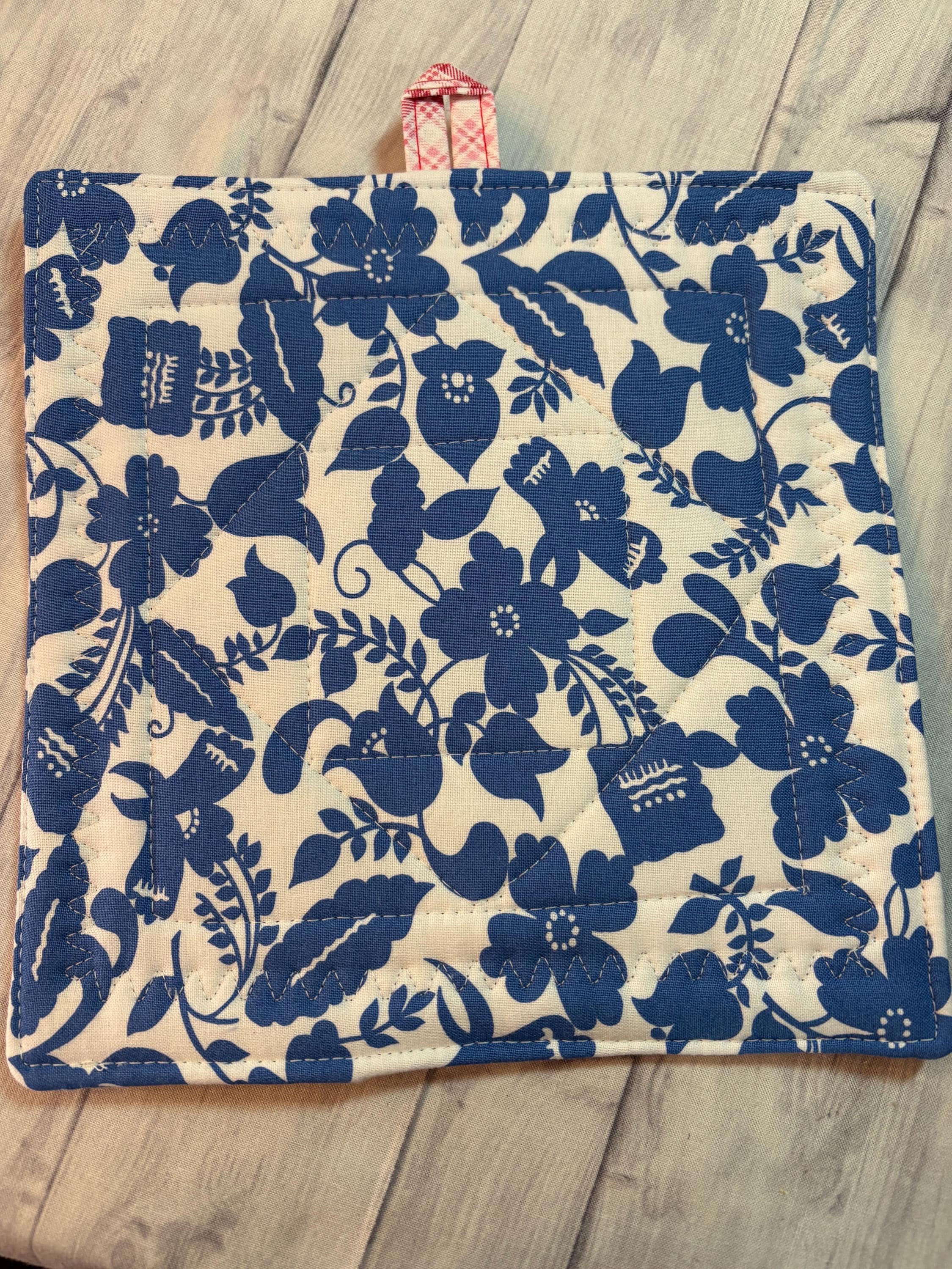 Single reproduction feedsack potholder, 8” homemade quilted Bows view 2