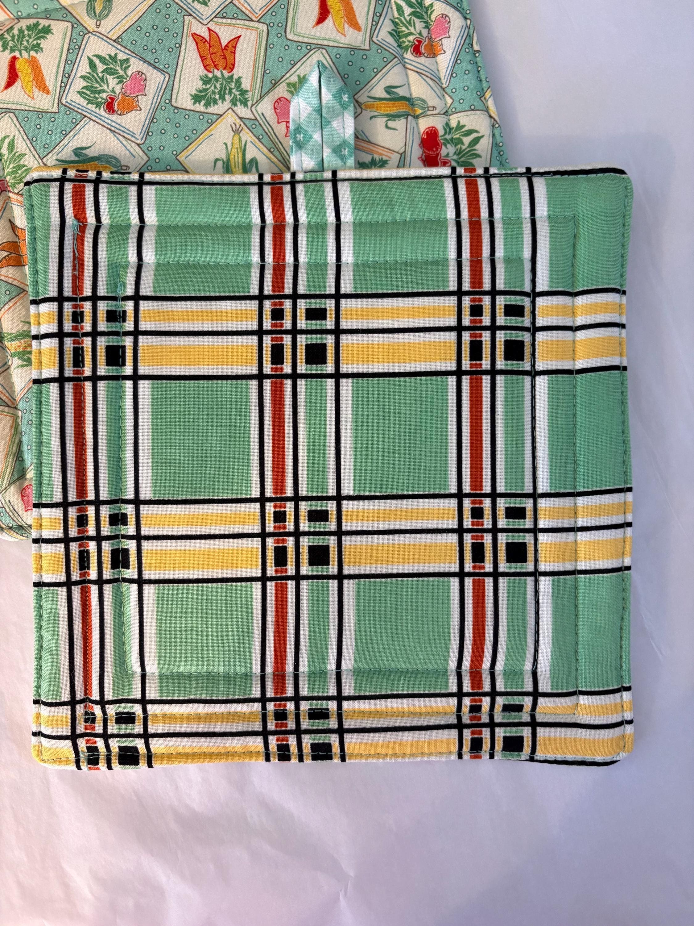 Pair (2) of Vintage Retro potholders, 8” homemade quilted view 3