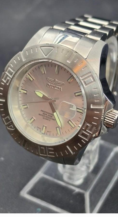 Mens invicta quartz watch detail 2