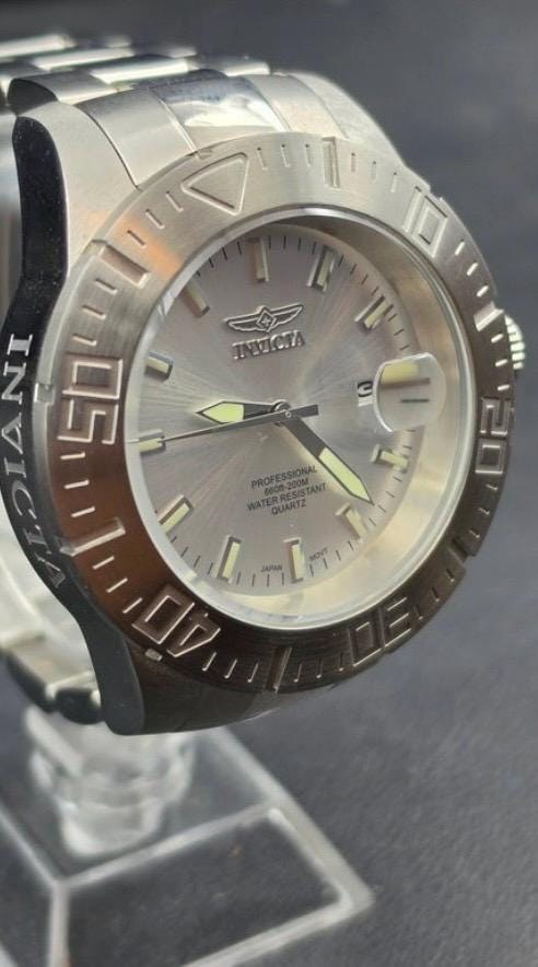 Mens invicta quartz watch detail 3