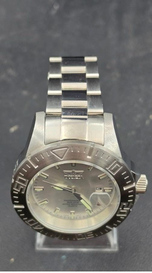 Mens invicta quartz watch detail 4