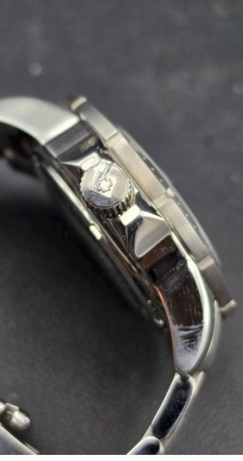 Mens invicta quartz watch detail 5