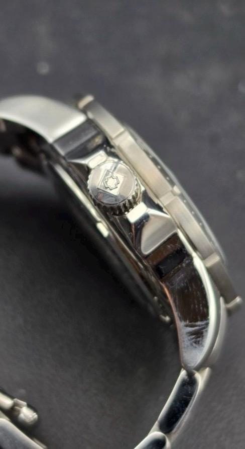 Mens invicta quartz watch detail 6