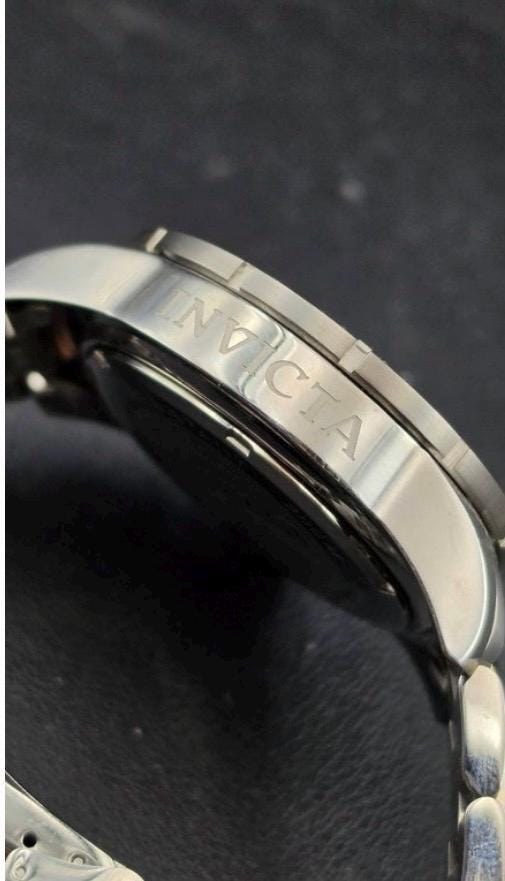 Mens invicta quartz watch detail 7