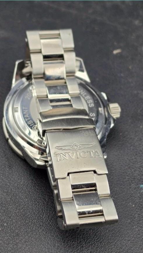 Mens invicta quartz watch detail 8