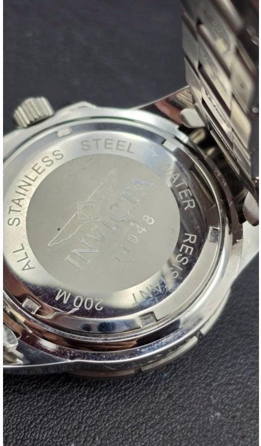 Mens invicta quartz watch detail 9