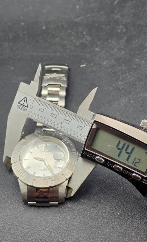 Mens invicta quartz watch detail 10