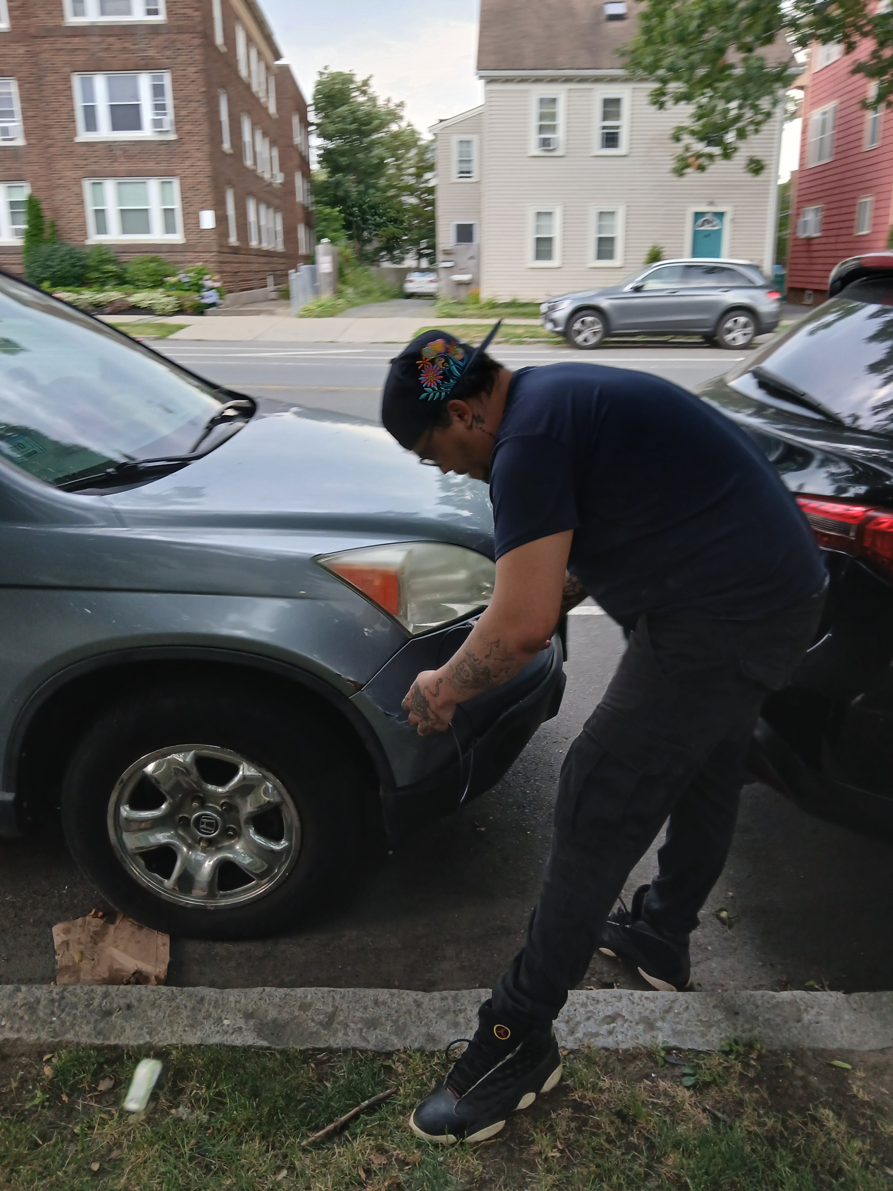 Raymer Soto working on a customer vehicle