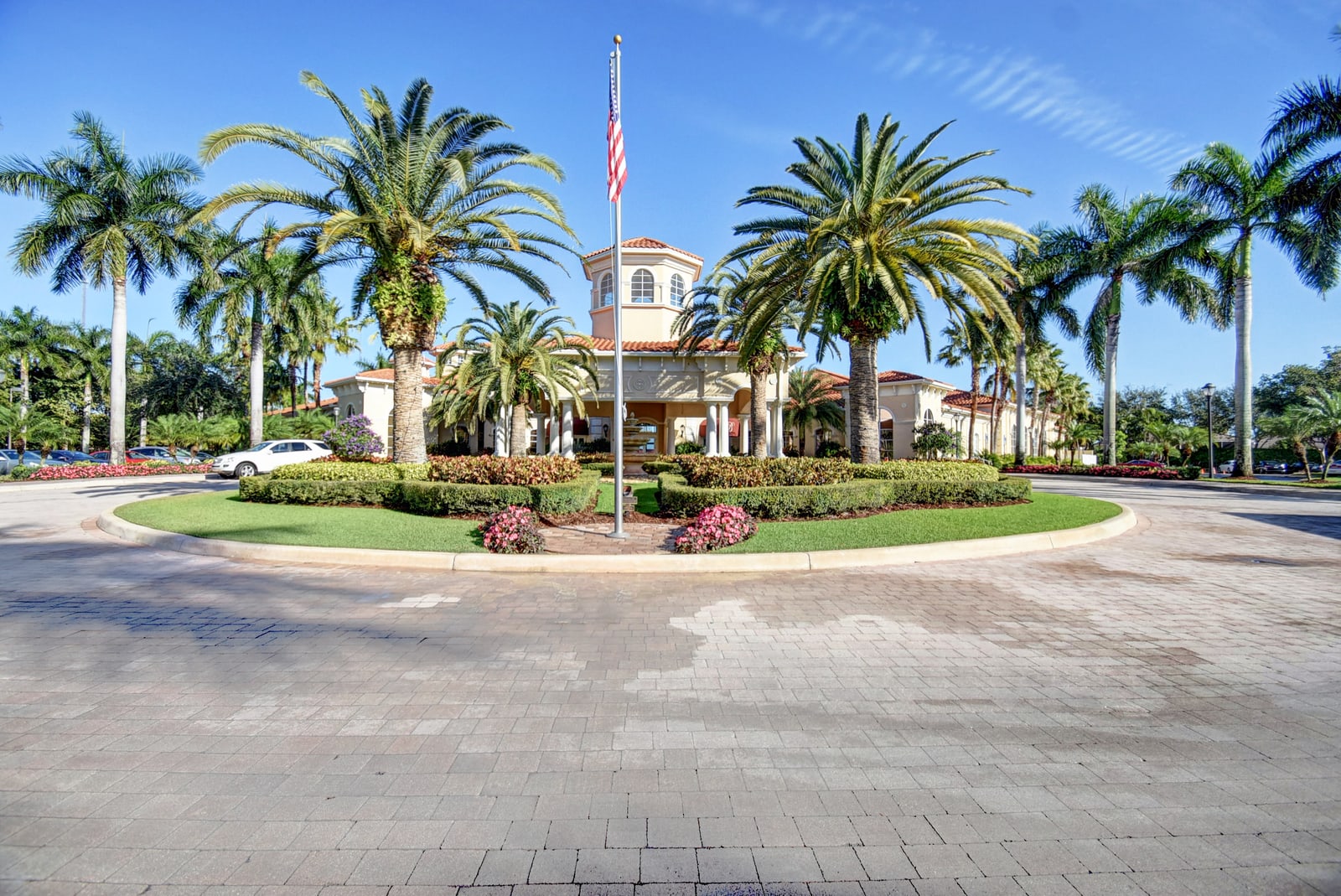 Fountain and clubhouse arrival at Bellaggio in Lake Worth