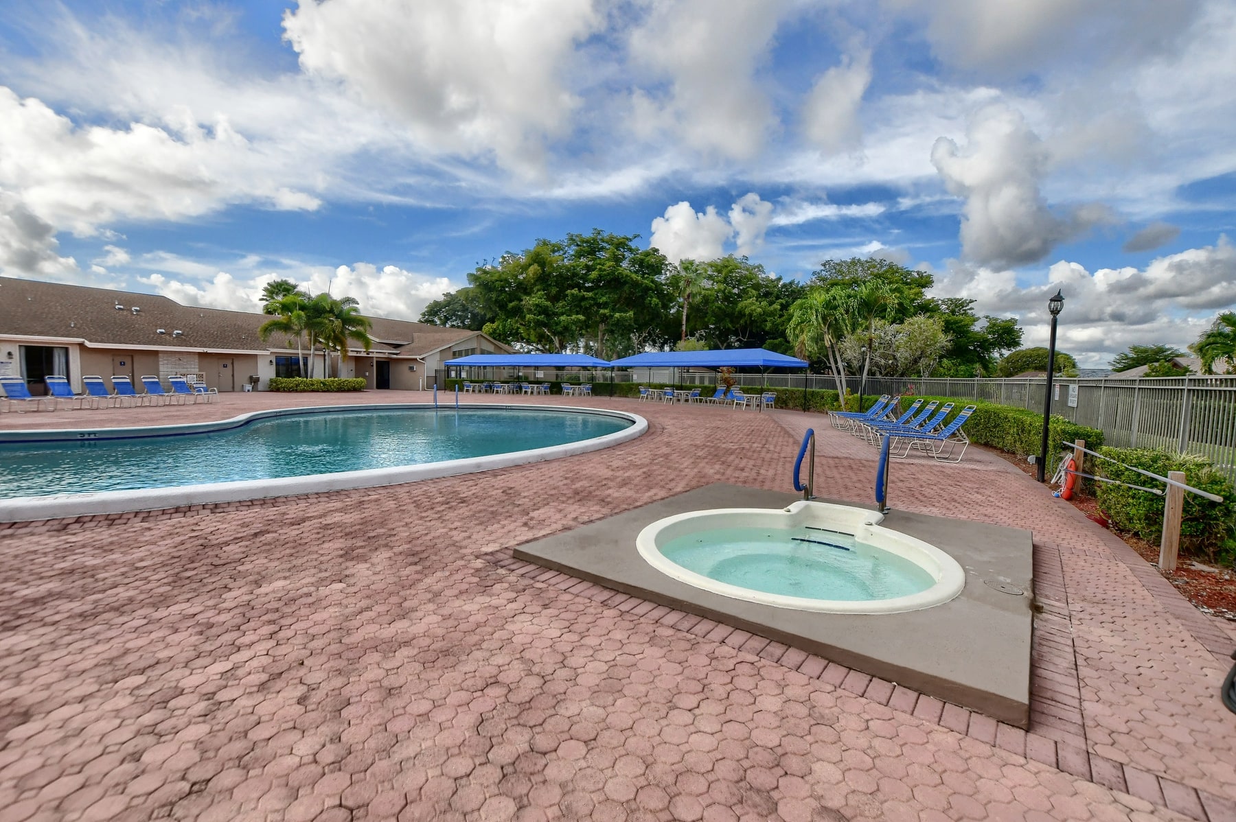 Pool and spa at Coco Wood Lakes