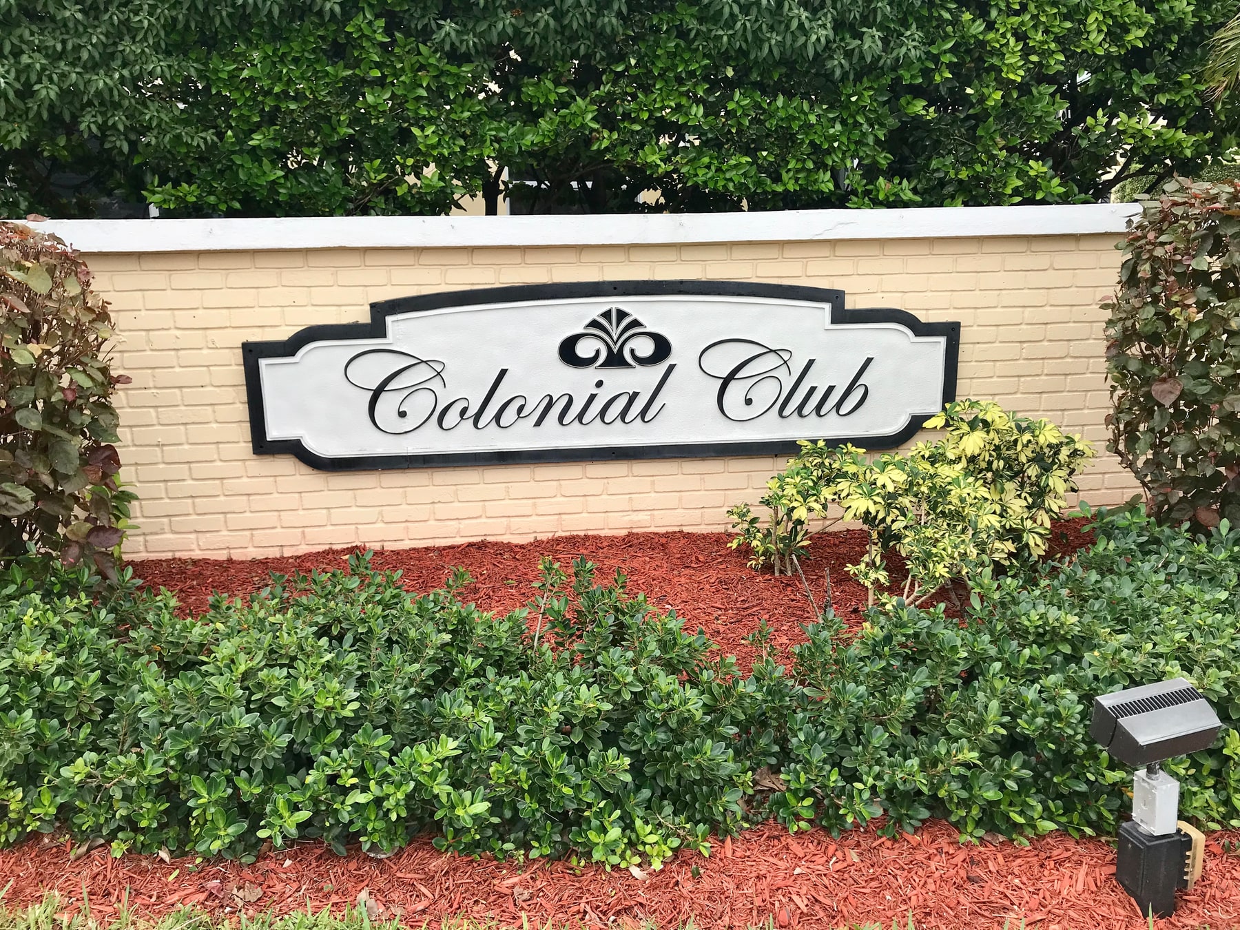 Colonial Club entrance sign