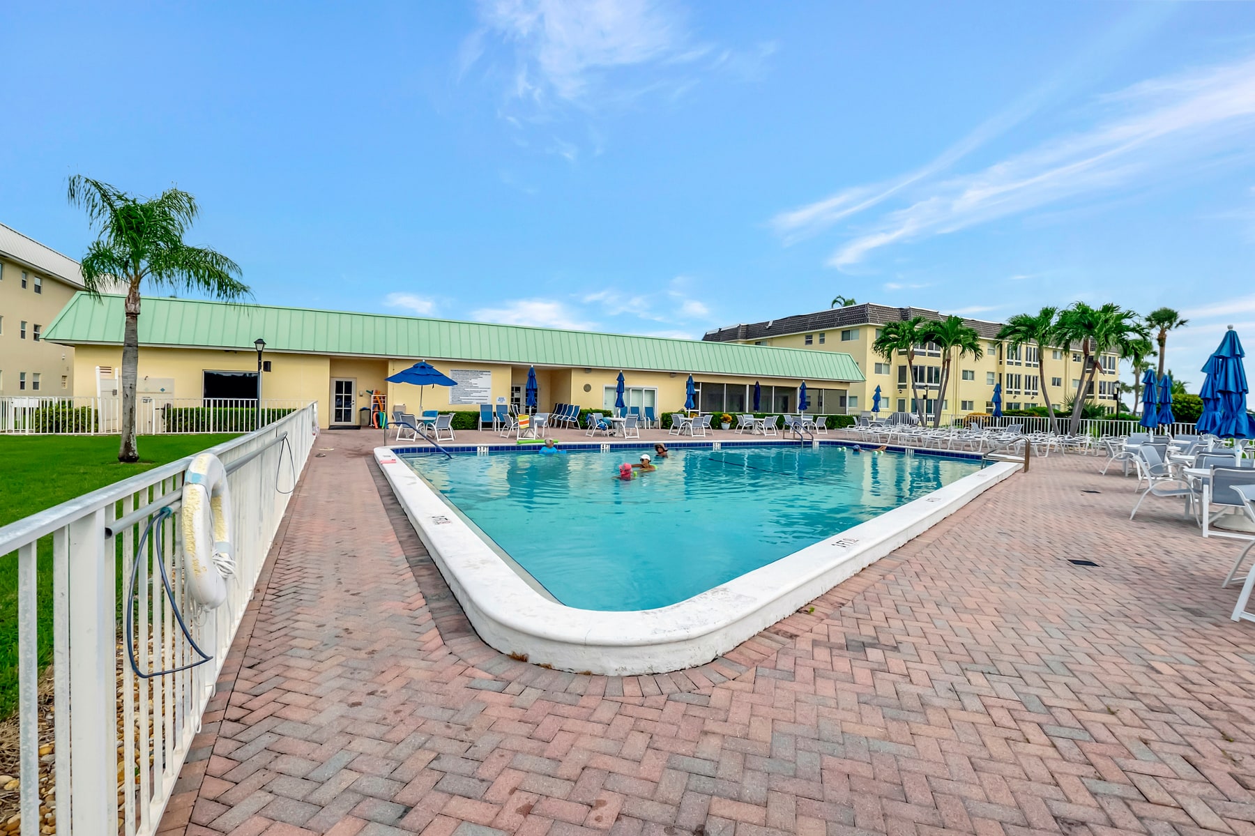 Colonial Club outdoor pool