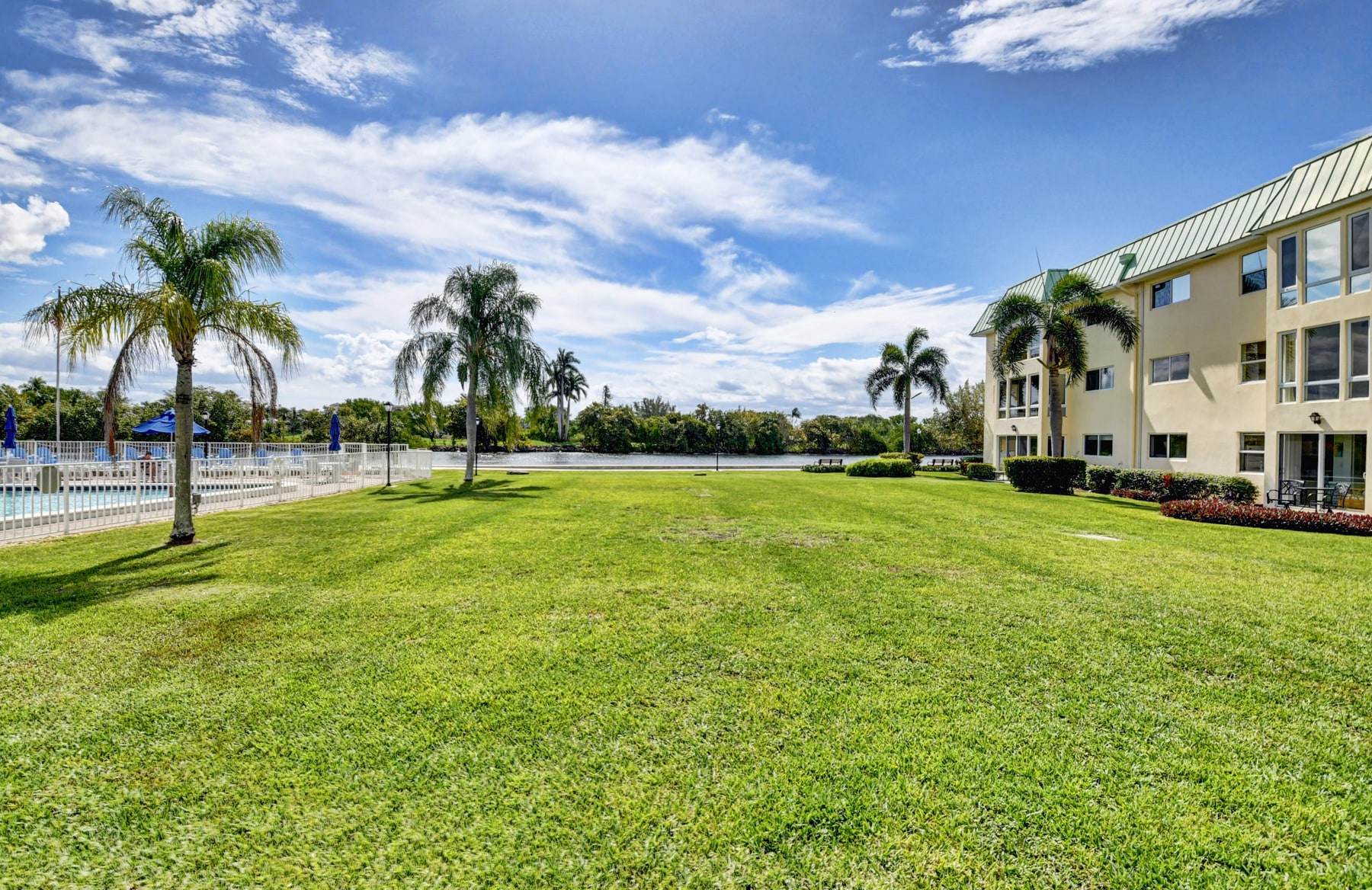 Colonial Club waterfront setting
