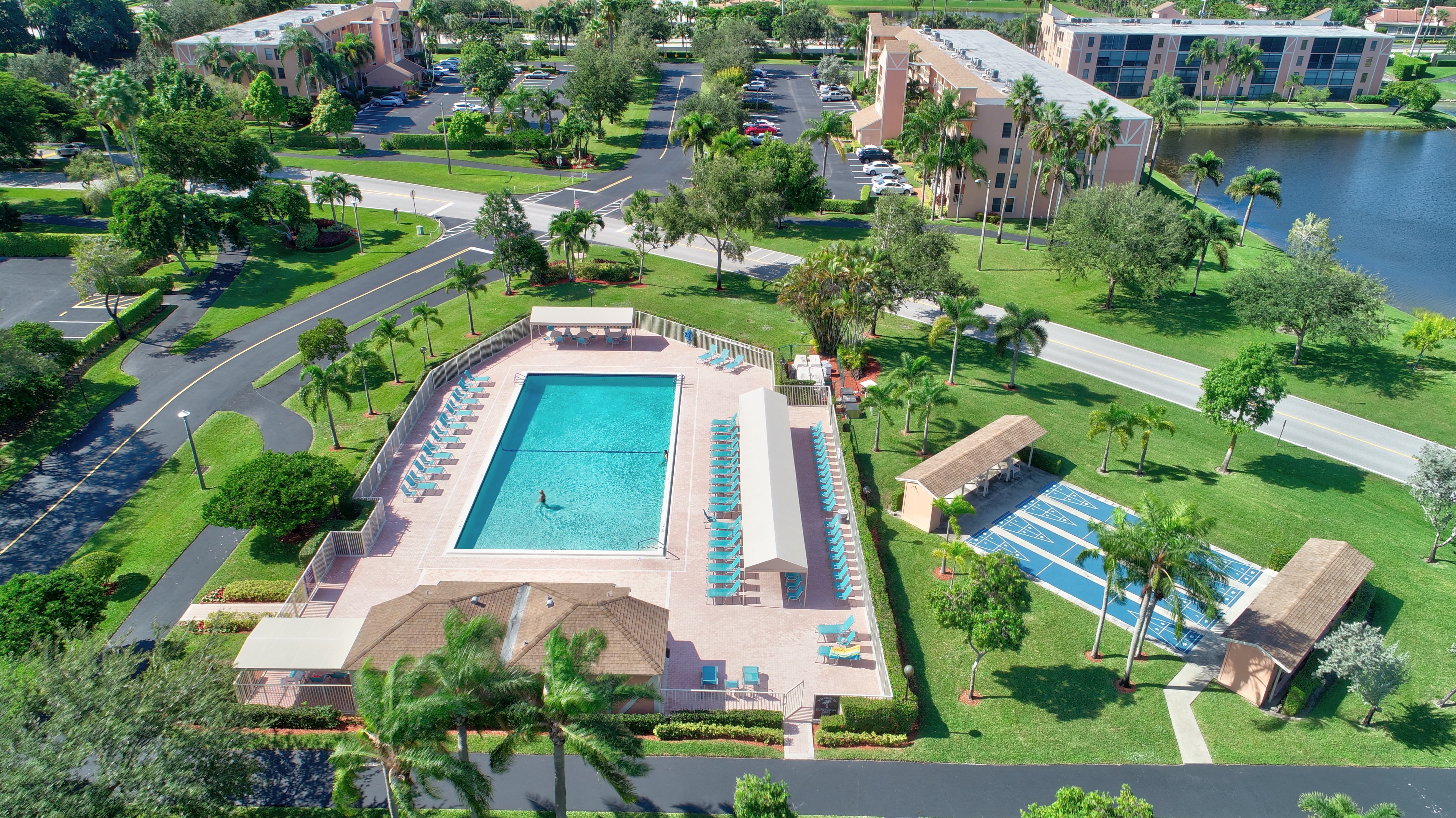 Pool at Huntington Lakes