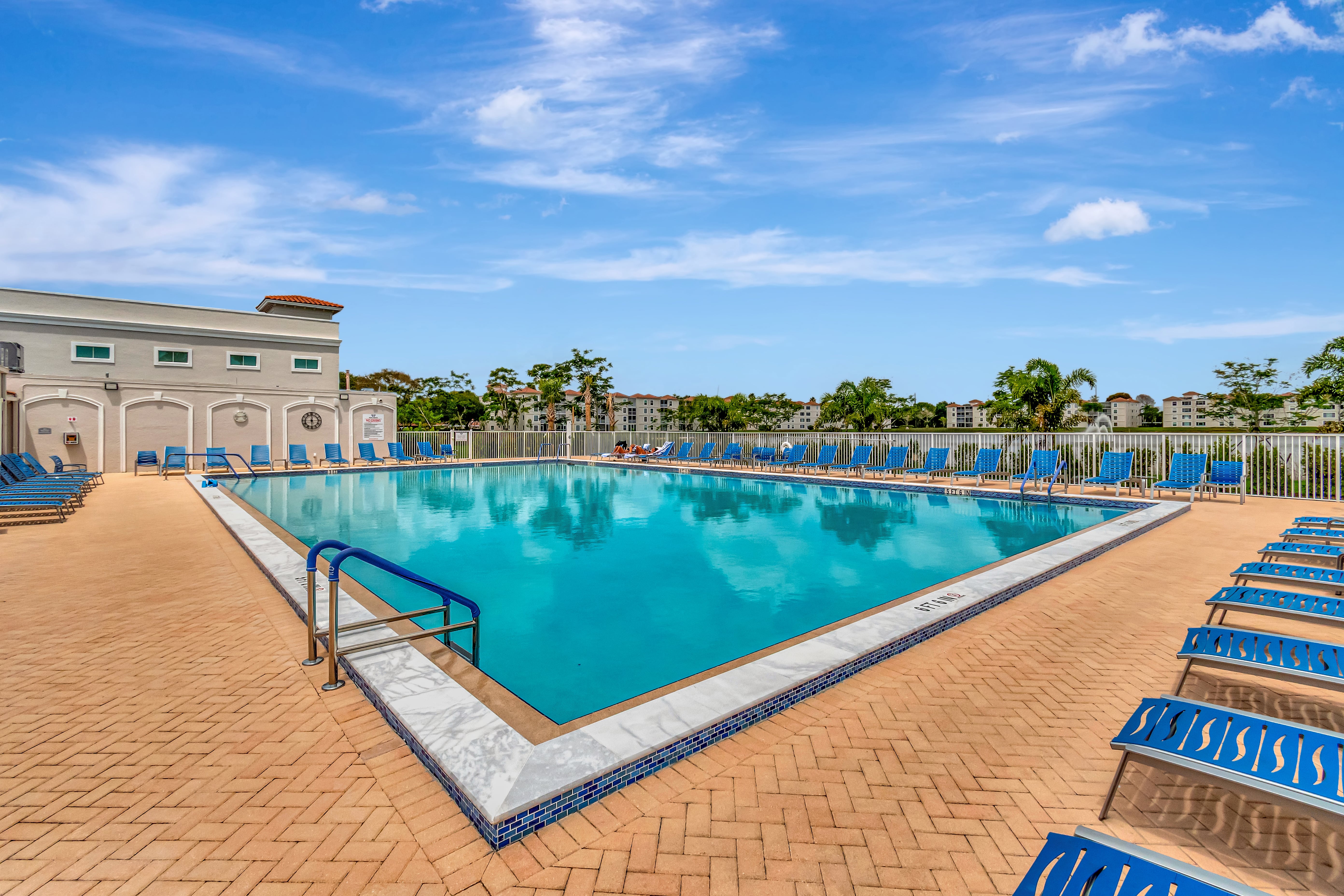 Swimming pool at Huntington Pointe