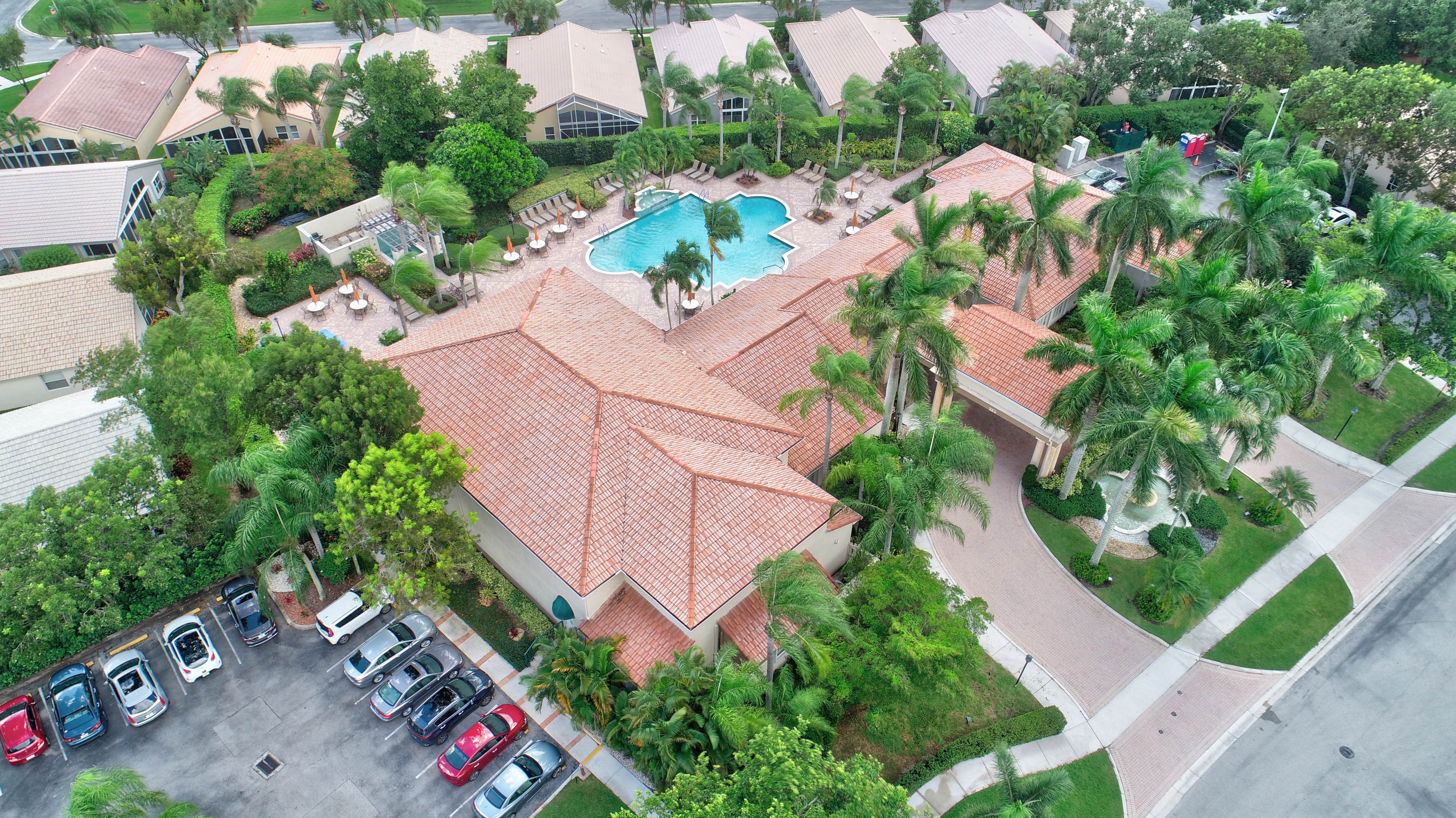 Aerial view of the Lakeridge Greens clubhouse and pool
