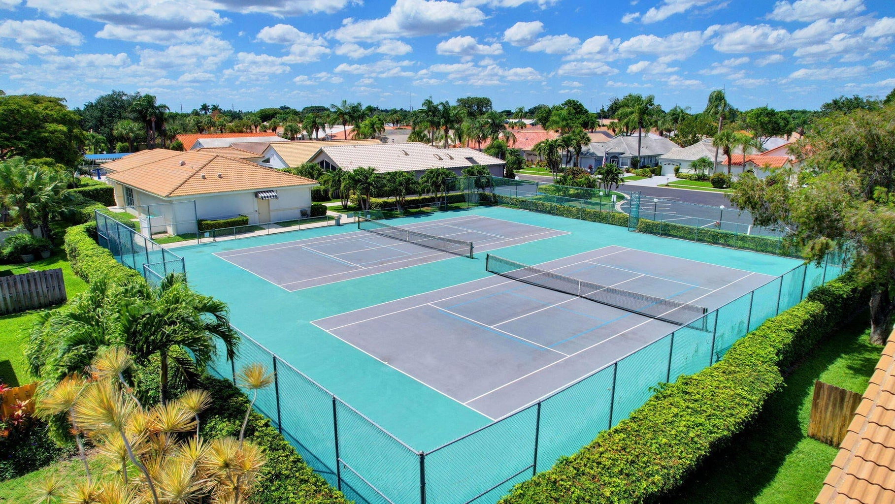 Aerial view of tennis and pickleball courts at Lakeridge Sawgrass Lakes in Boynton Beach