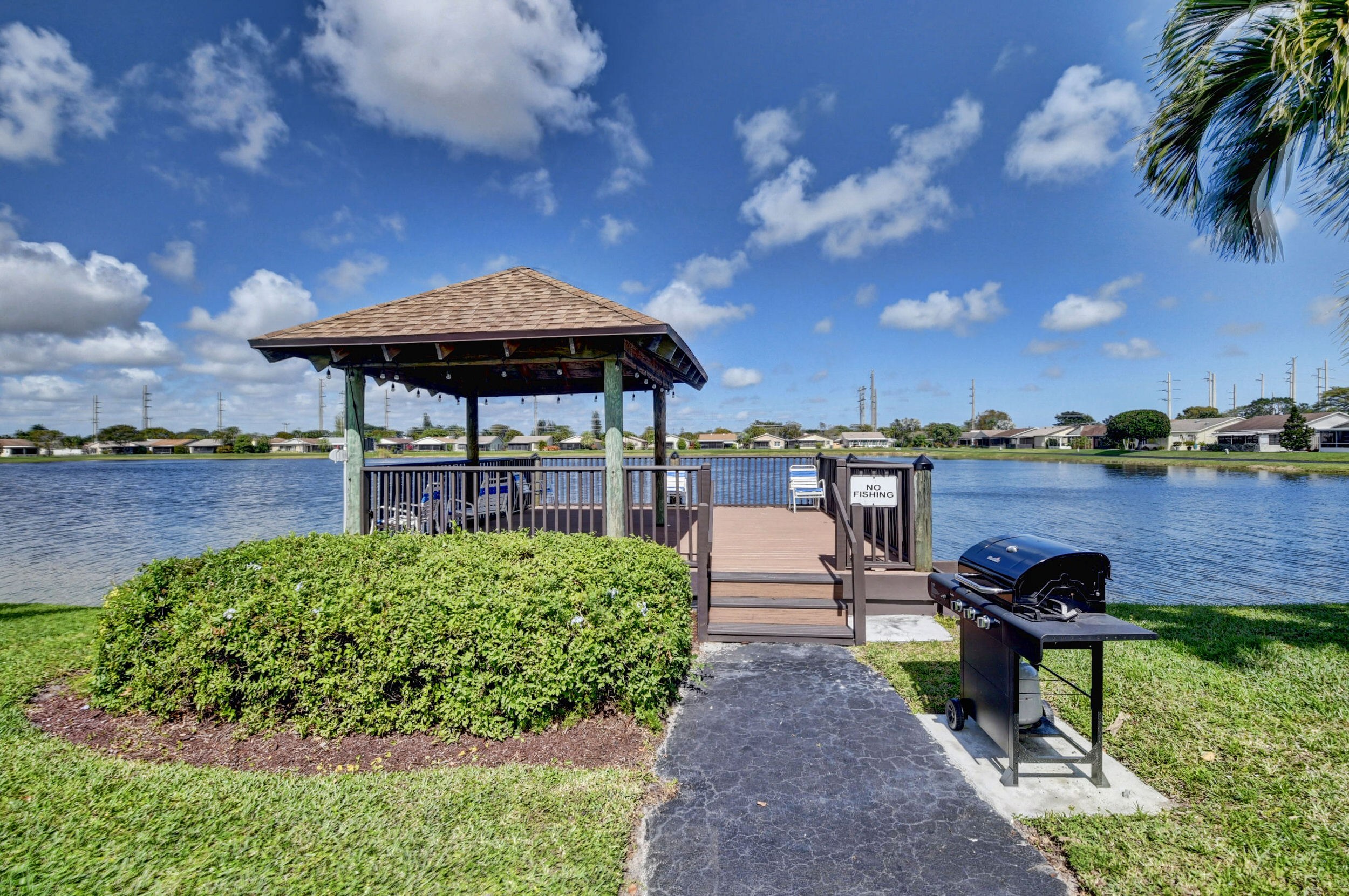 Lakeside gazebo and grill area at Mirror Lakes