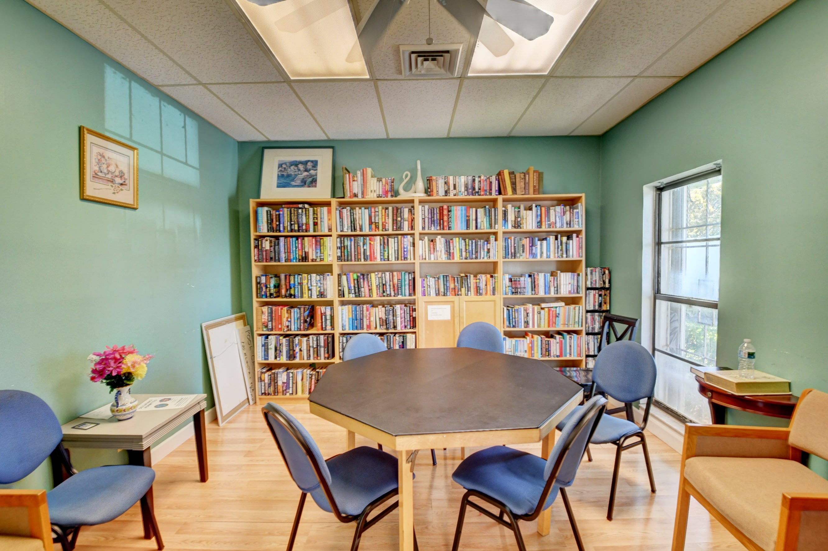 Club library at Pine Point Villas