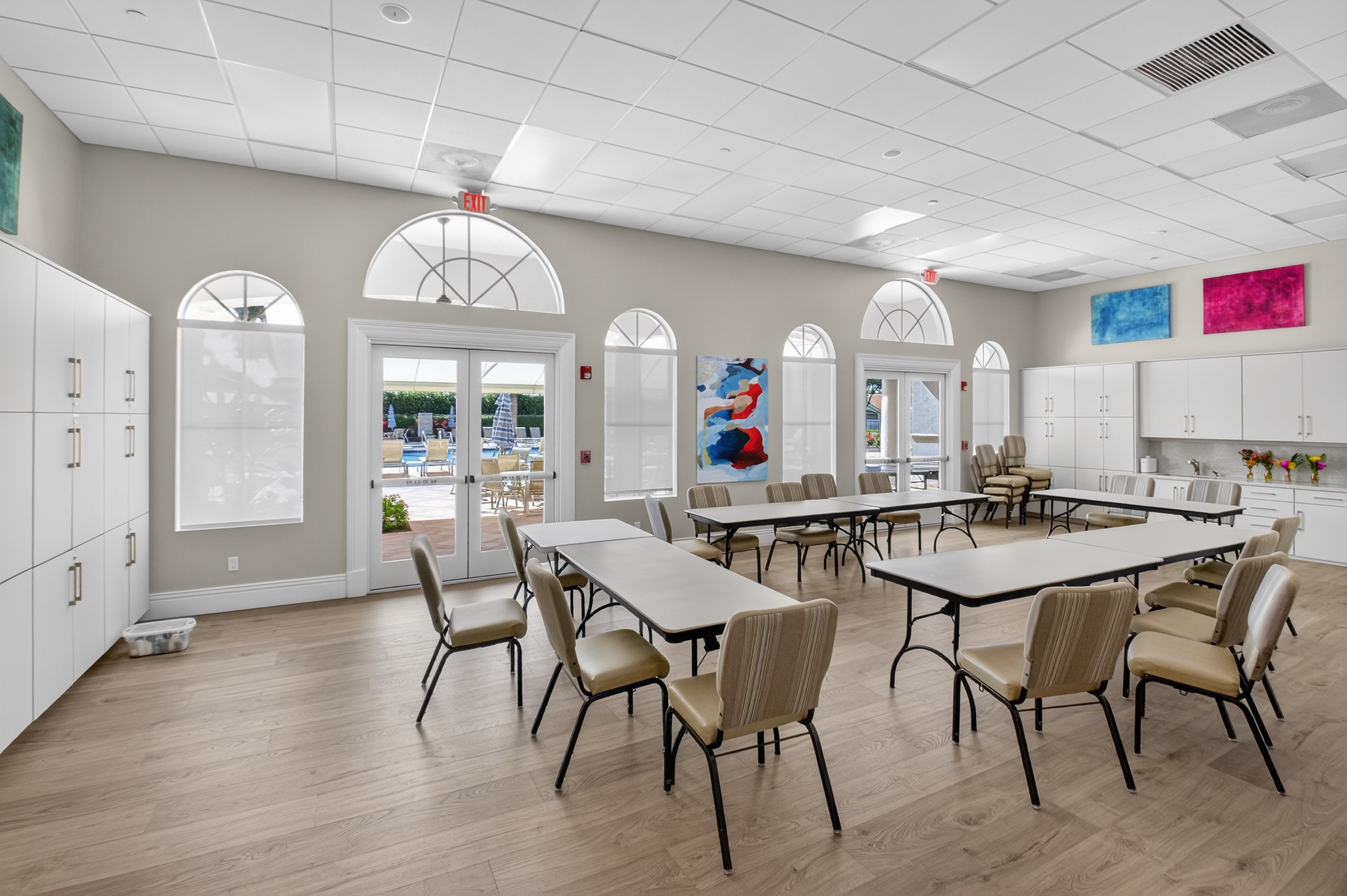 Ponte Vecchio clubhouse activity room with tables and seating