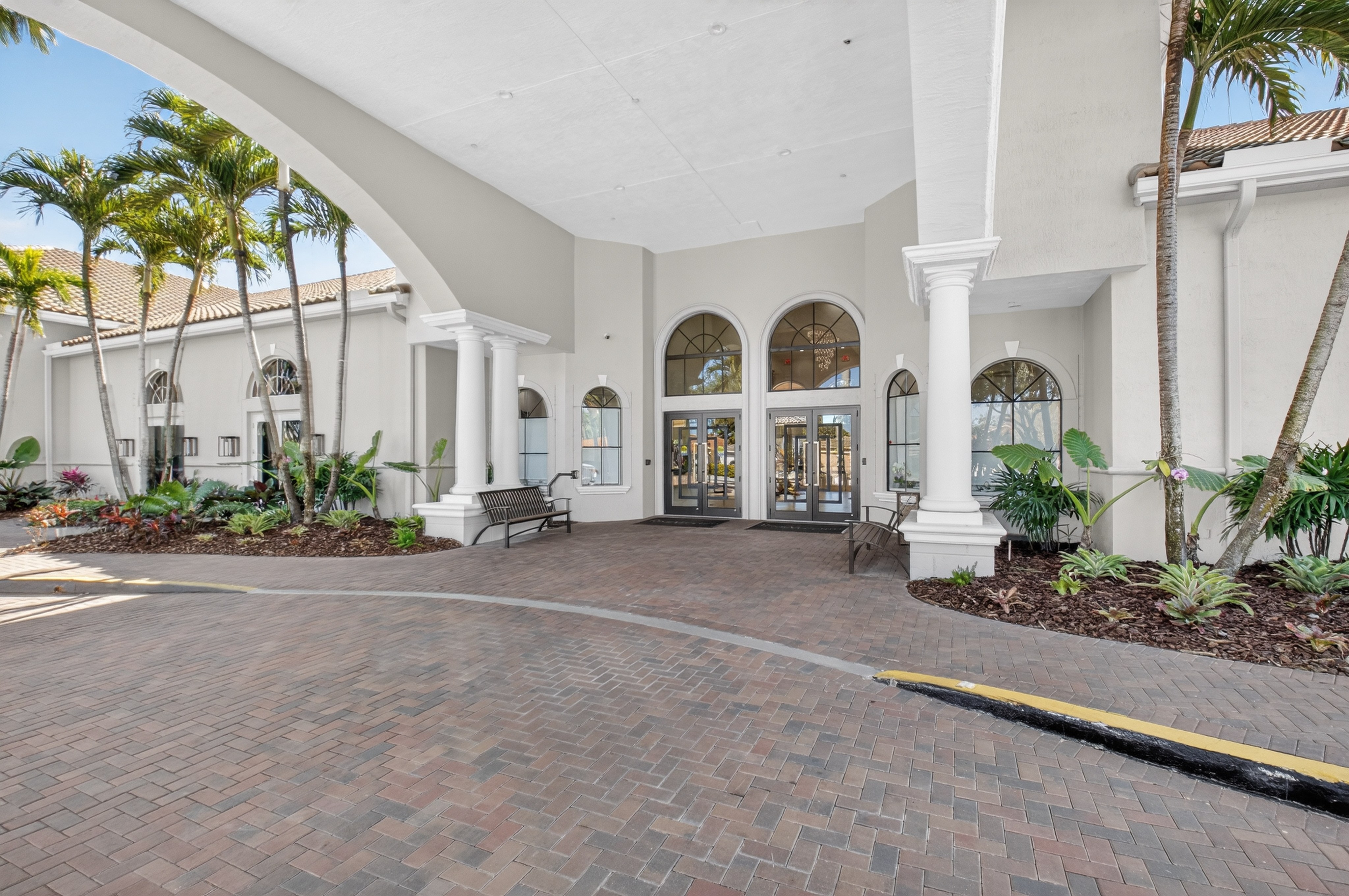 Covered entrance to the Ponte Vecchio clubhouse in Boynton Beach