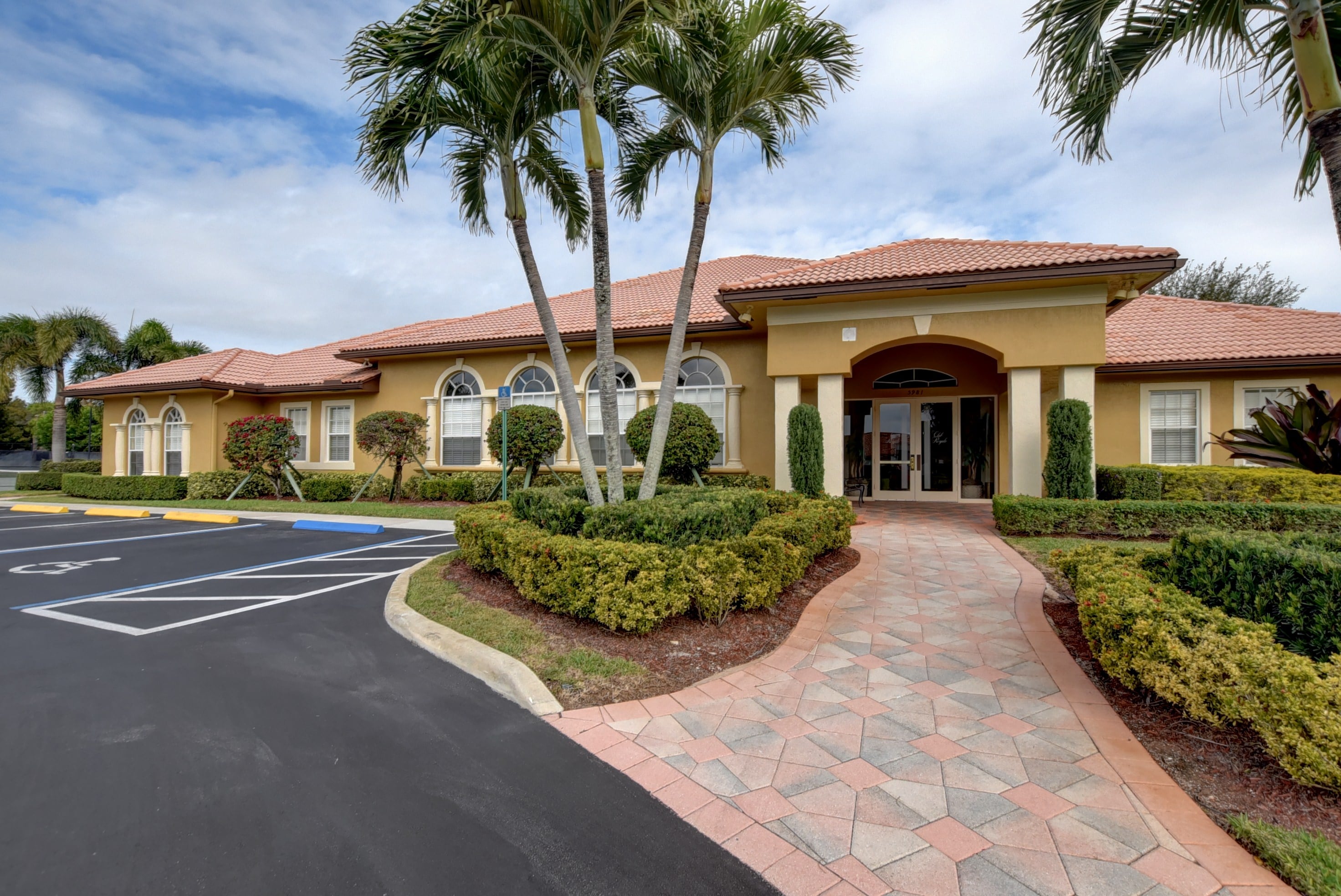 Royal Lakes clubhouse exterior