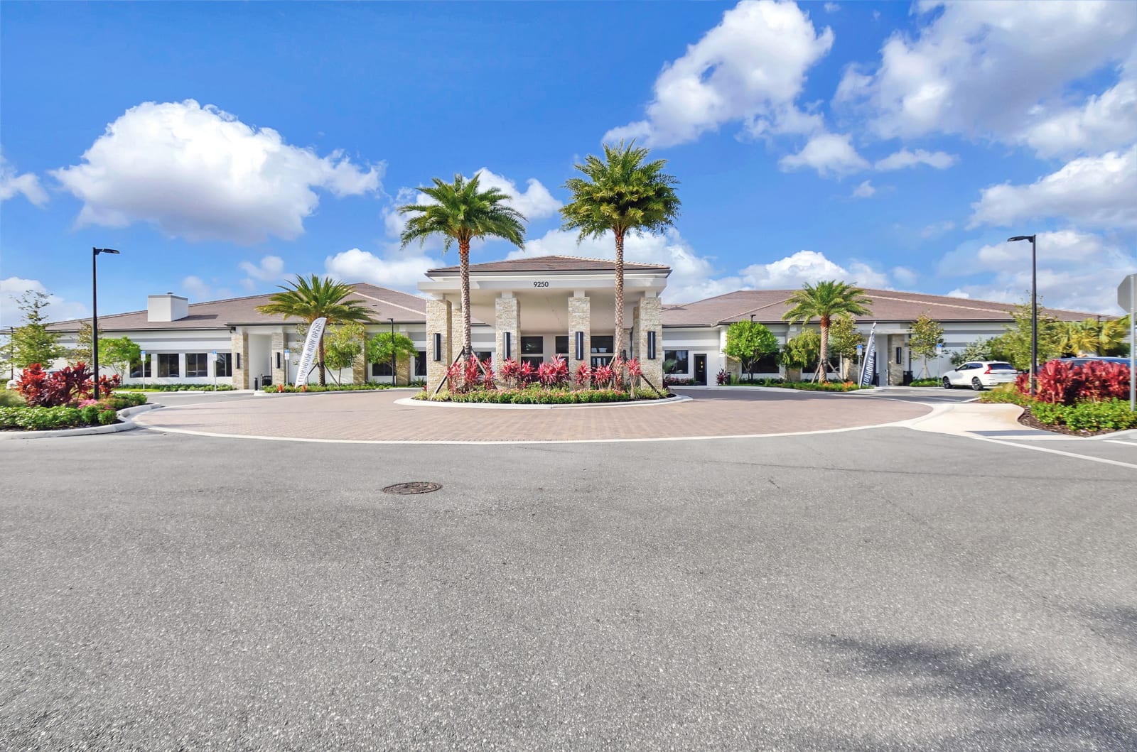 Approach to the Valencia Grand clubhouse