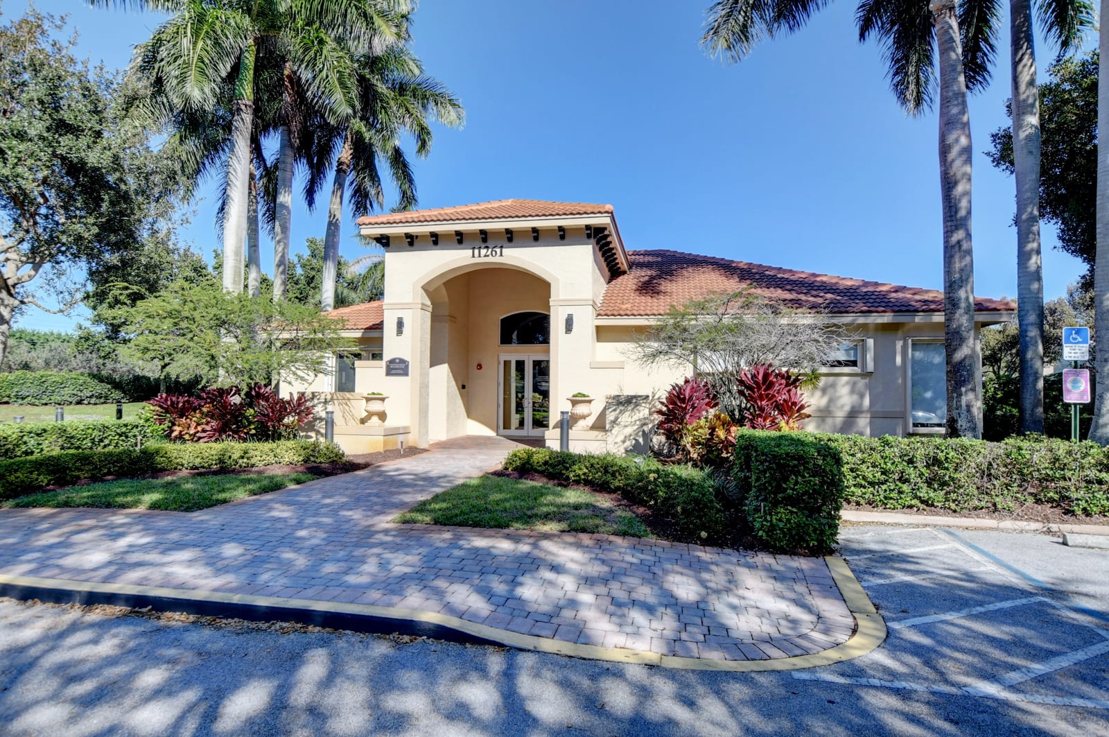 Valencia Isles clubhouse exterior