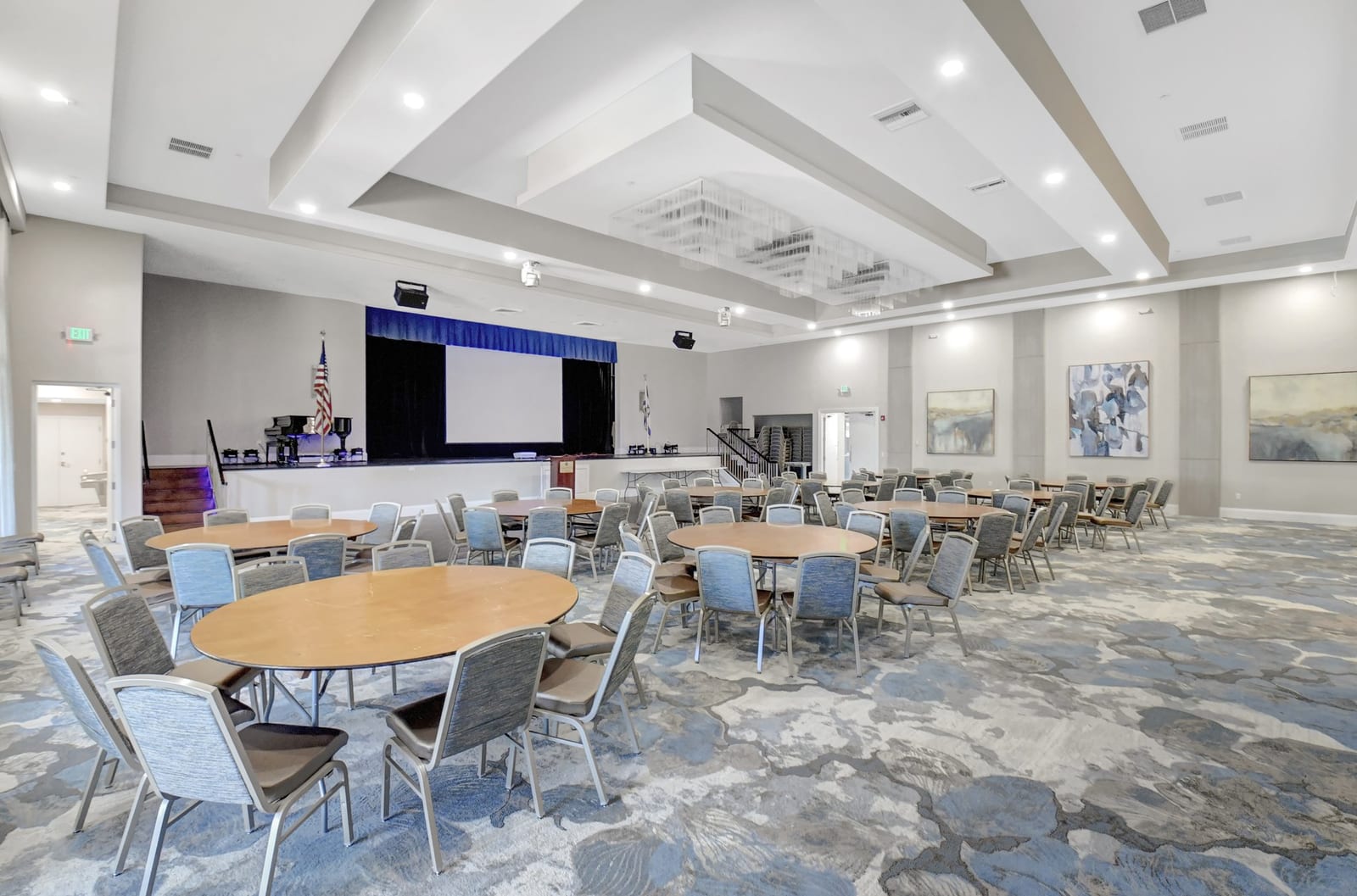 Social lounge at Valencia Lakes
