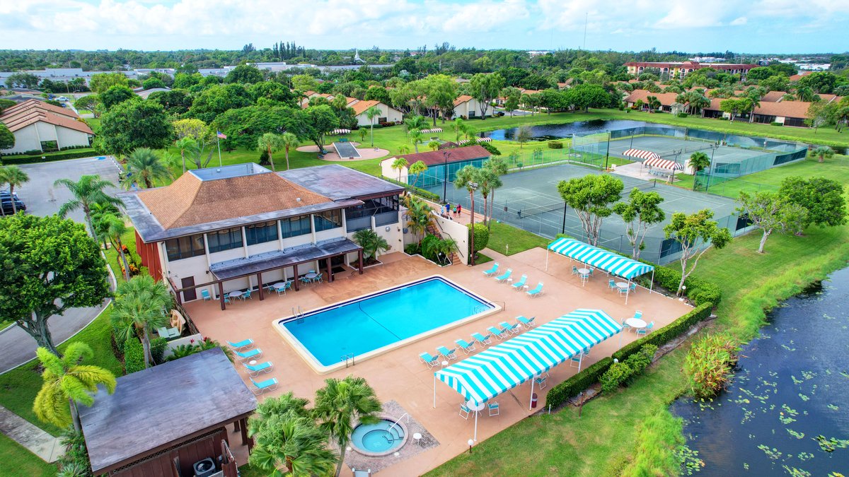 Willow Bend clubhouse and pool aerial