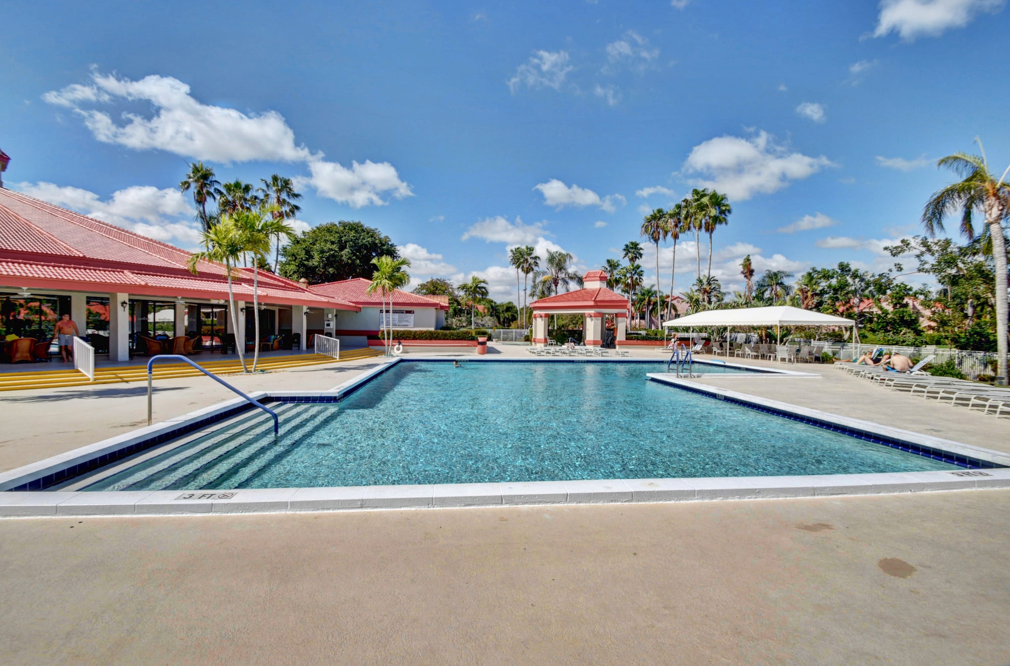 Resort-style pool at the Lexington Club