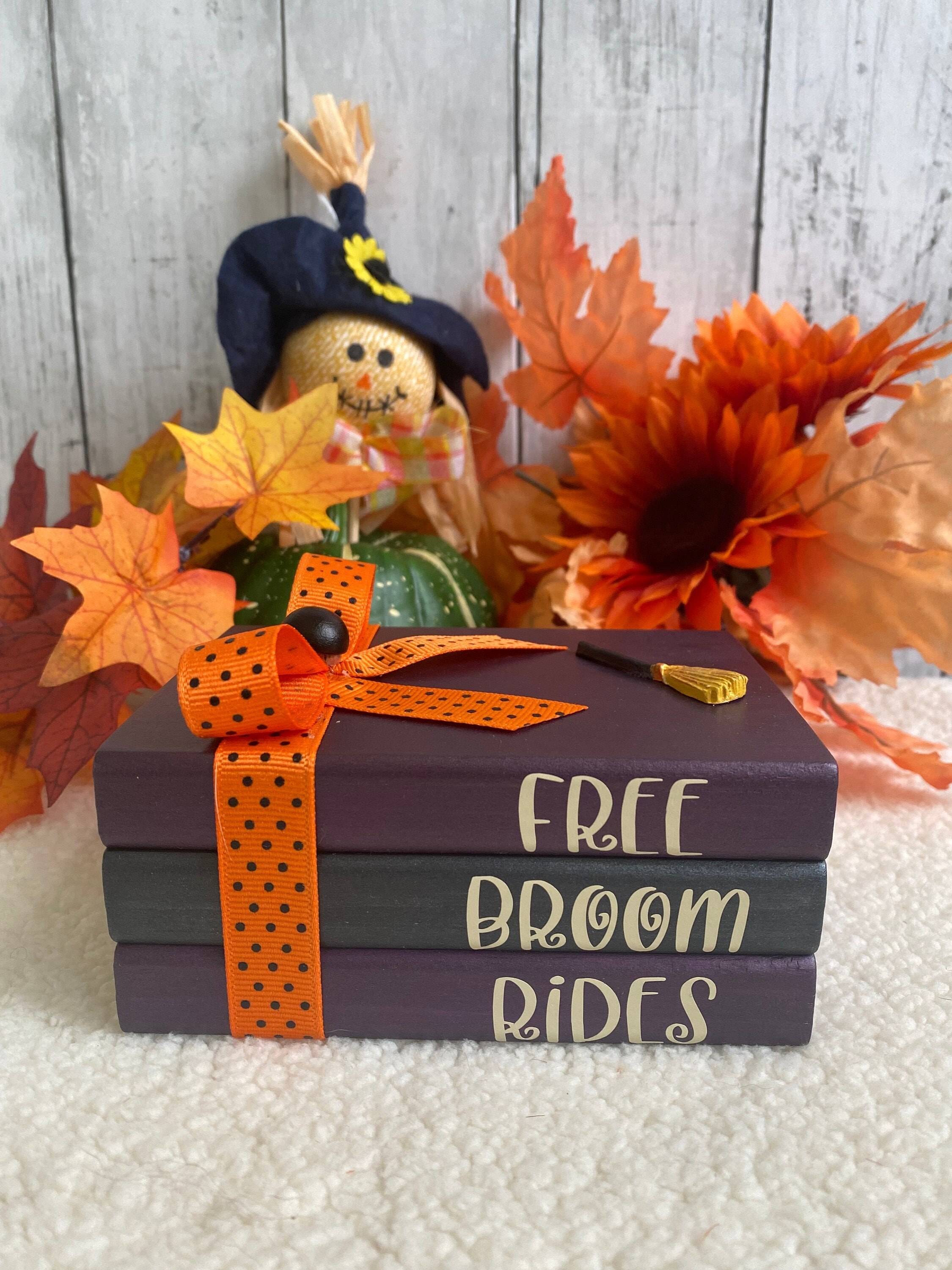 Halloween Mini Book Stack Decor: Free Broom Rides Shelf Sitter, Tiere...