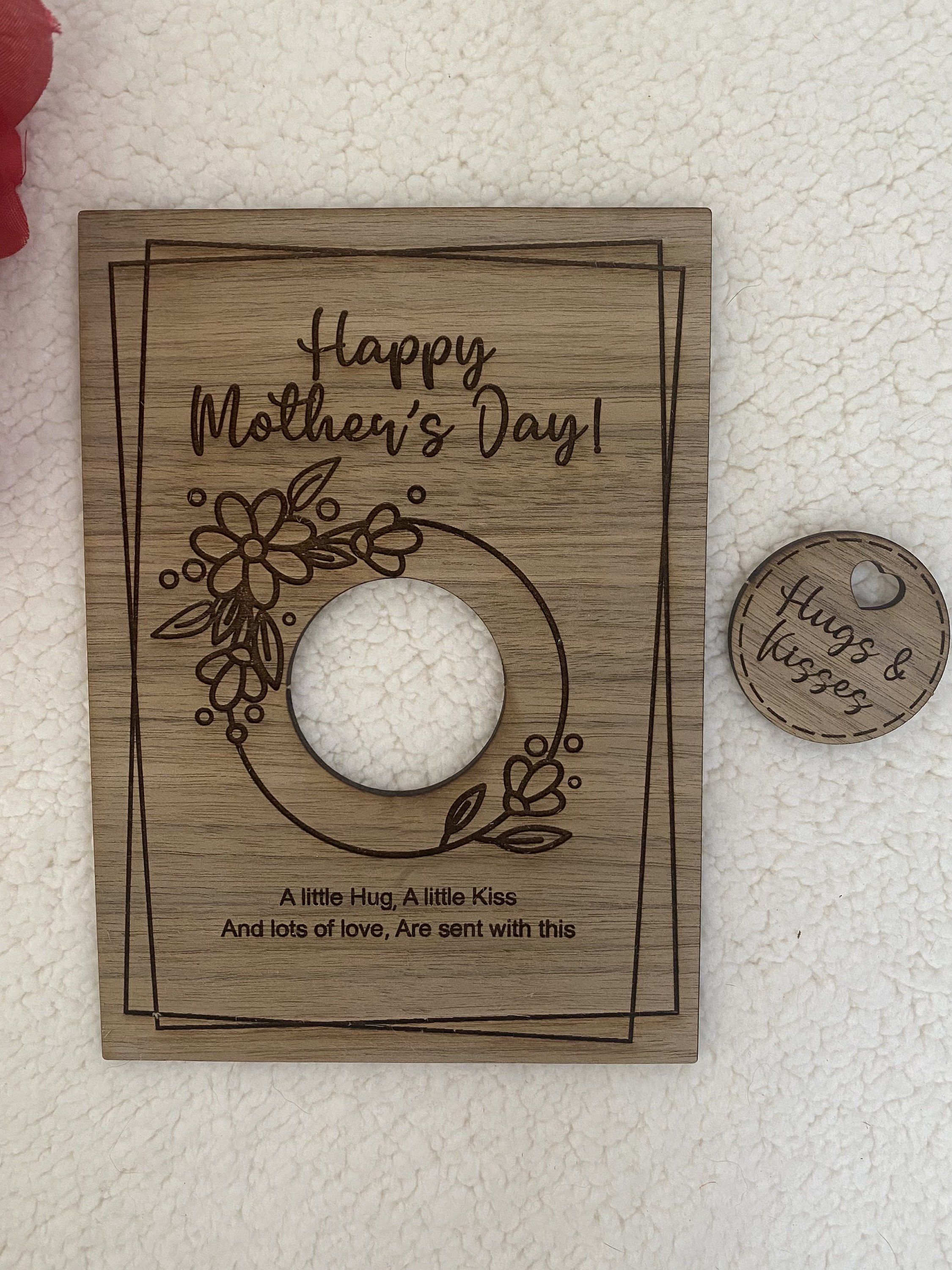 Mother's Day Wooden Card: Pocket Hug Token, detail 2