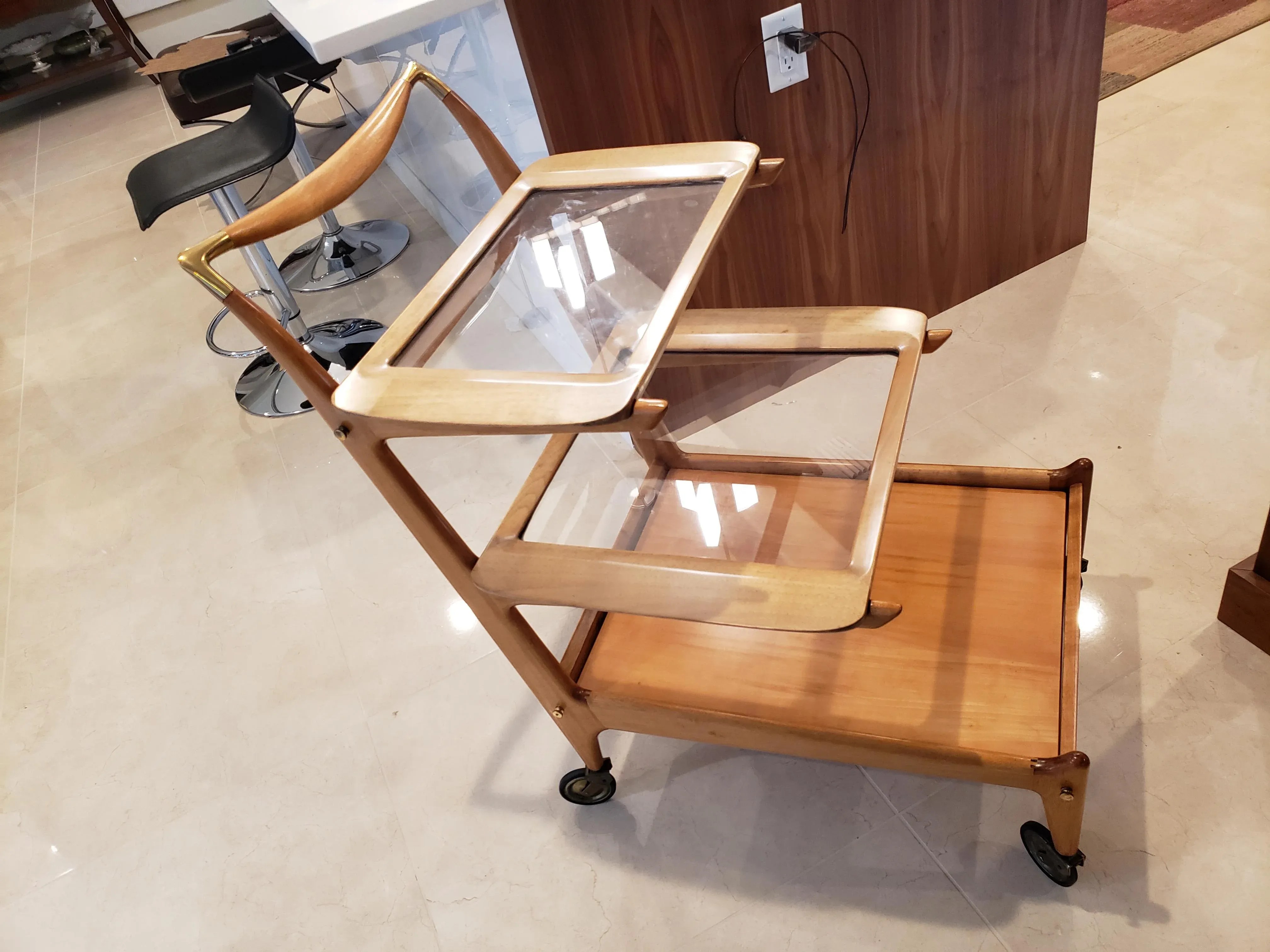 1950 Brazilian Caviuna Wood Tea Cart, detail 6