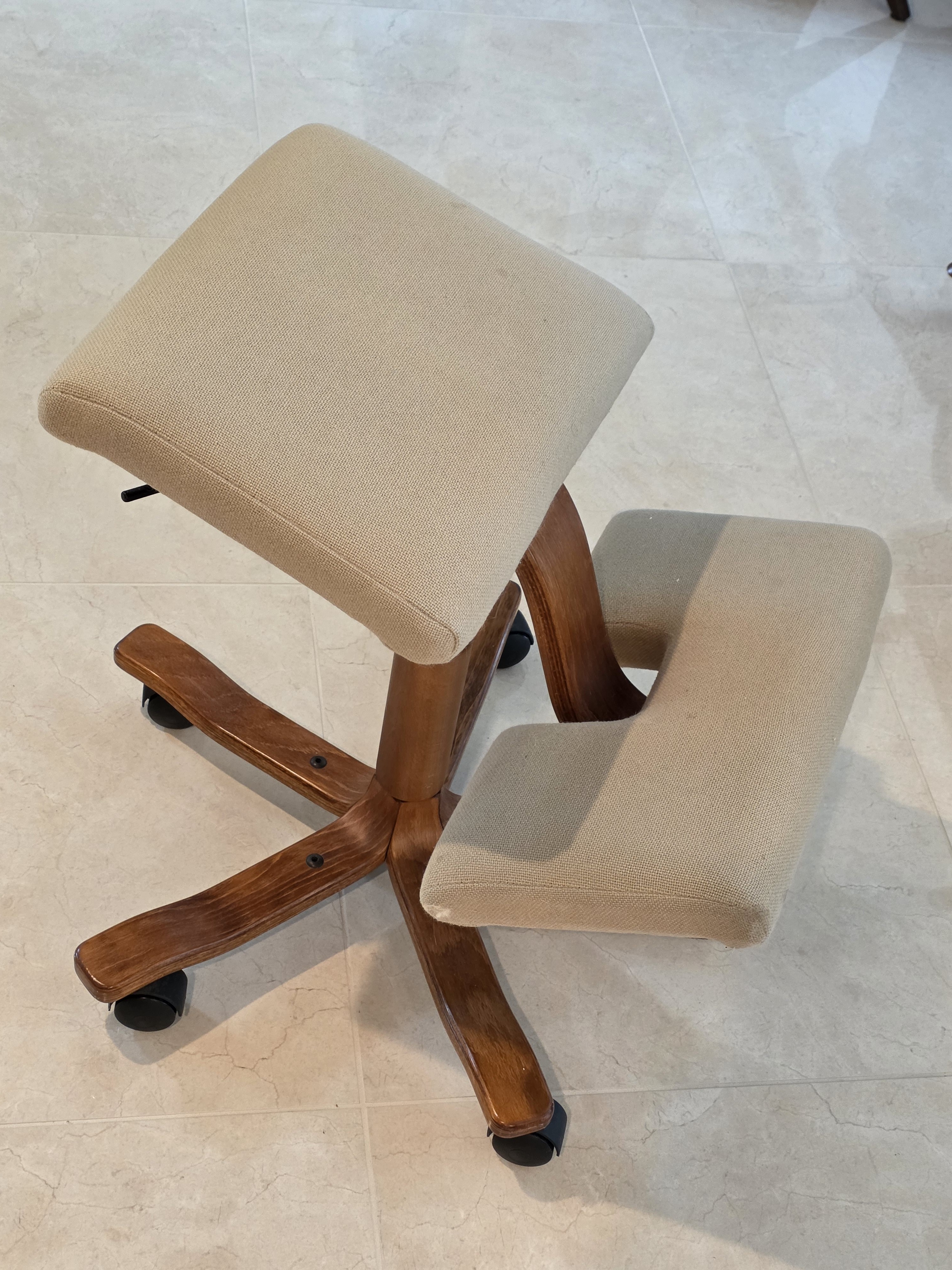 1980s Peter Opsvik for Stokke Wing Balance Ergonomic Kneeling Chair, detail 2