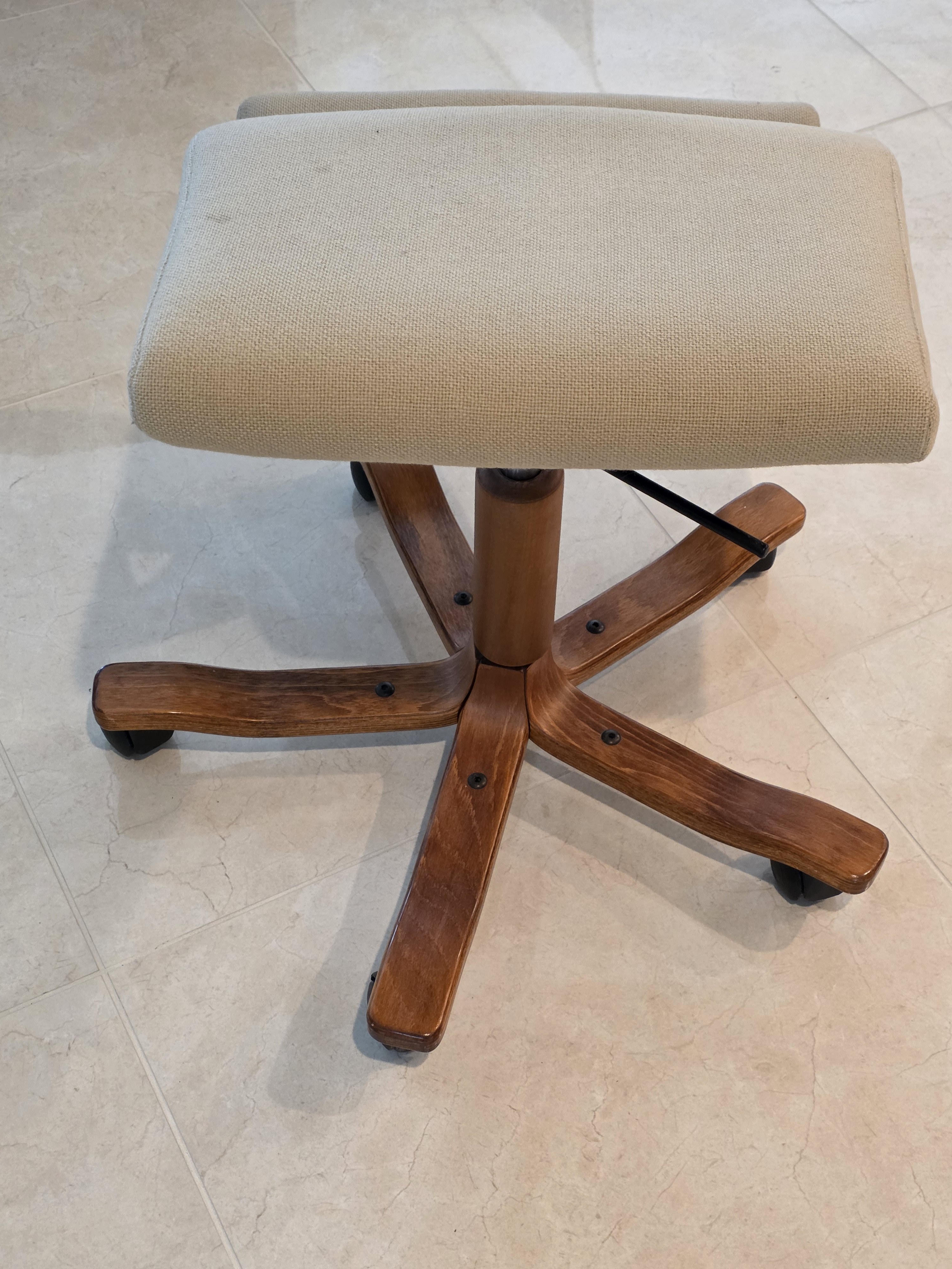 1980s Peter Opsvik for Stokke Wing Balance Ergonomic Kneeling Chair, detail 3