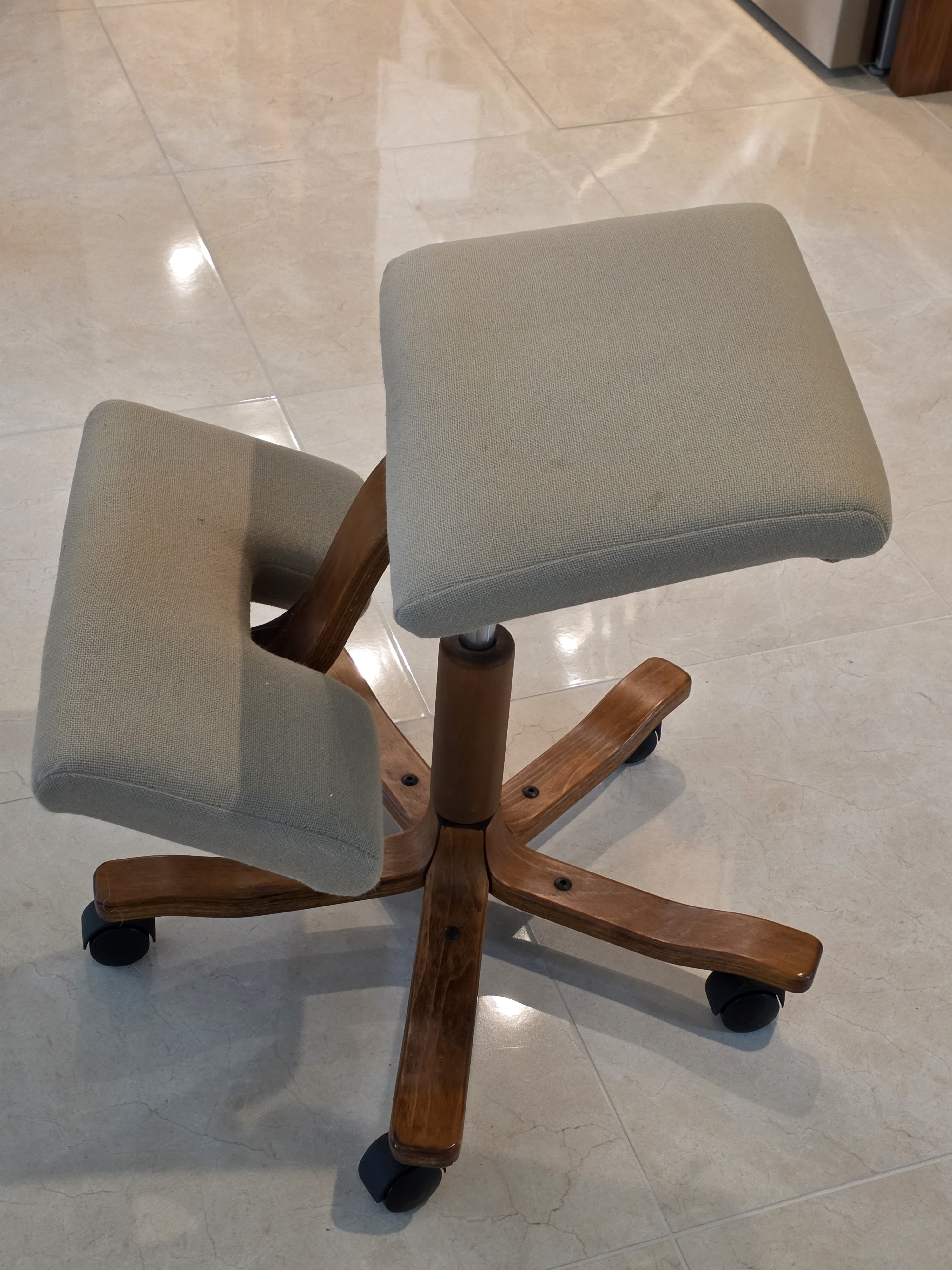 1980s Peter Opsvik for Stokke Wing Balance Ergonomic Kneeling Chair, detail 4
