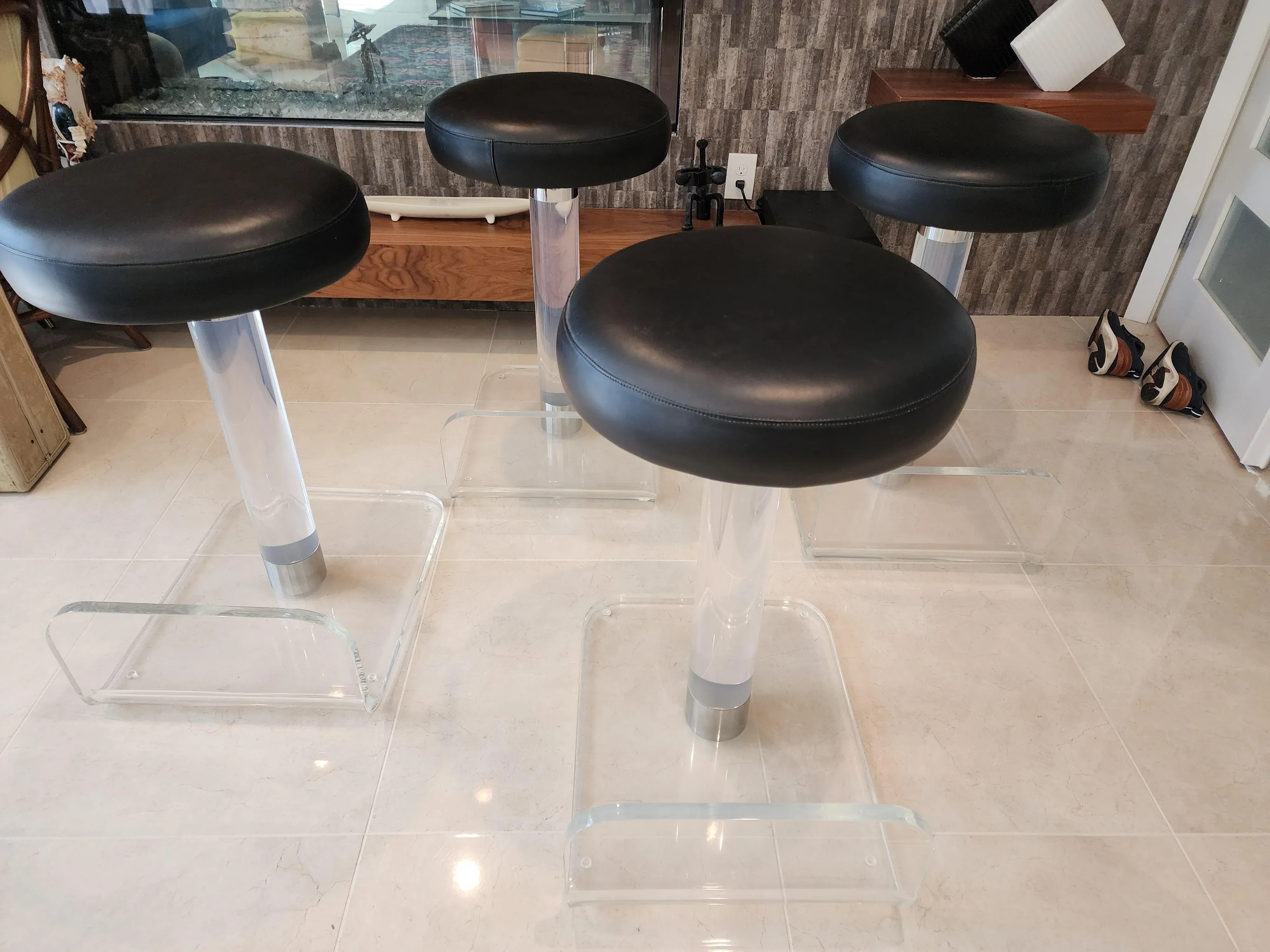 1980s Set of 4 Mid Century Modern Lucite Bar Stools, detail 2