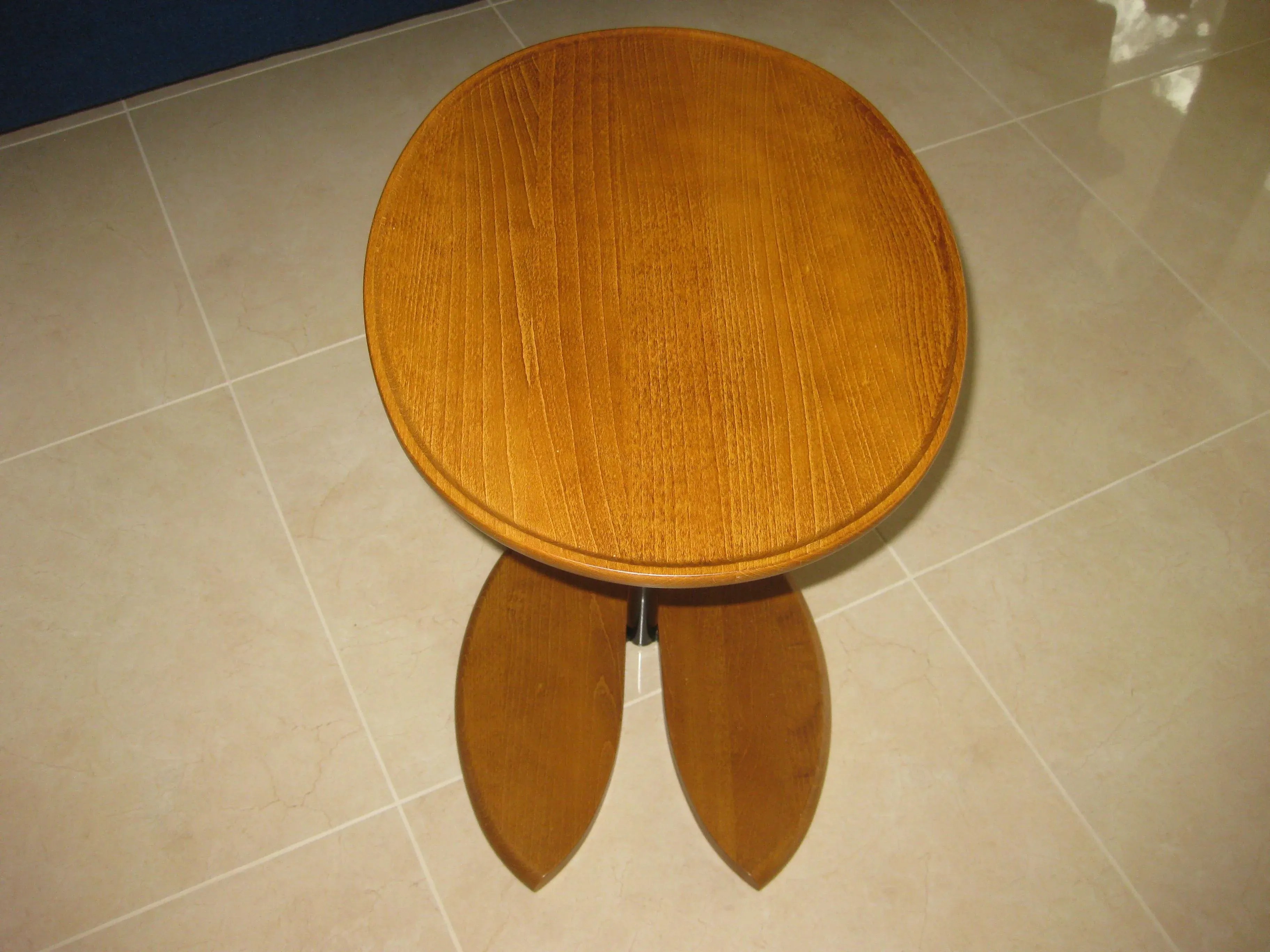 1990s Mid Century Modern Walnut Side Table, detail 3