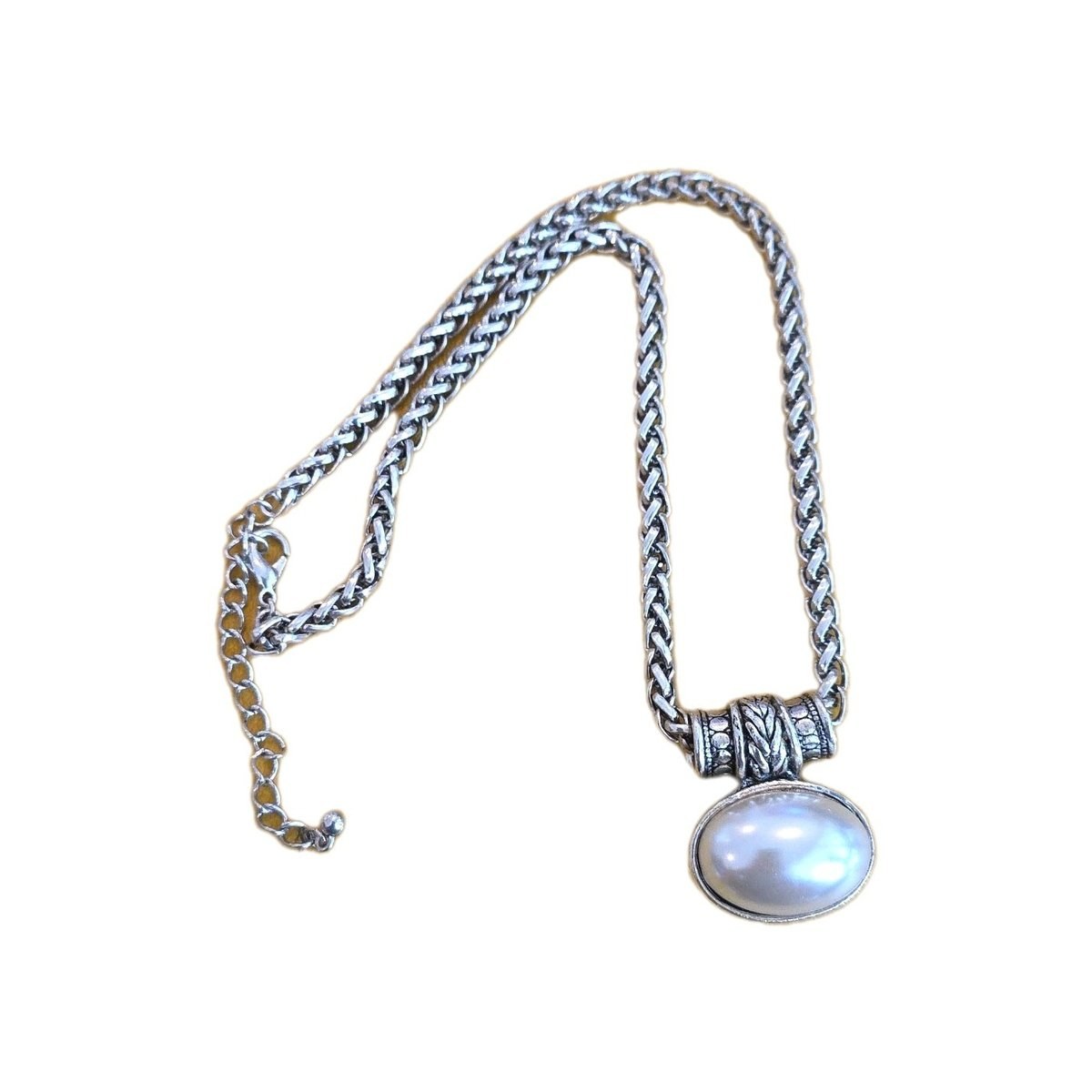 Lovely Silver Tone Faux Pearl Necklace. Measures 16"
