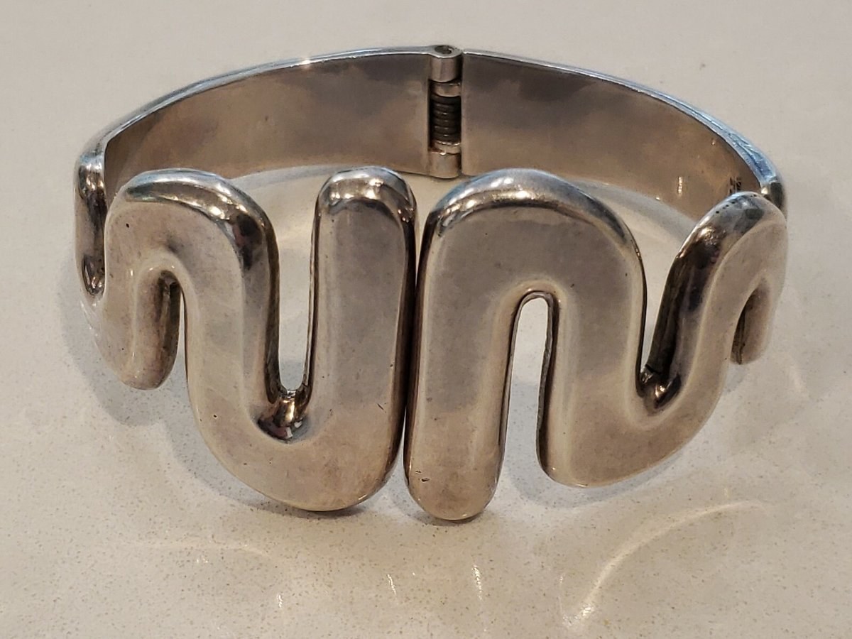 Sterling Silver Mexican Midcentury Bangle Bracelet Spring tension C1960 58.8g
