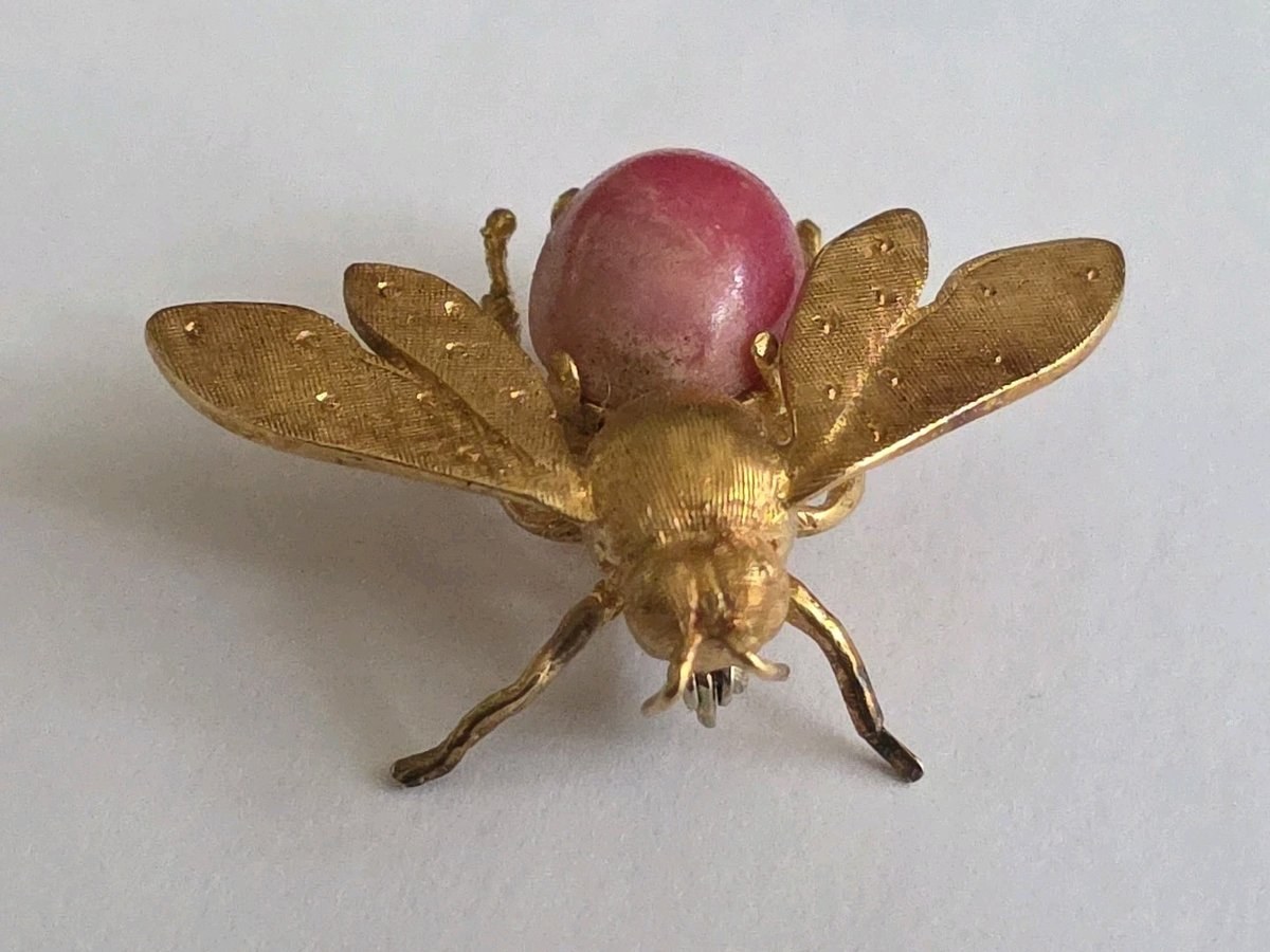 Vintage 18K Gold Pink Coral Cabochon Angel Skin Bee Pin Brooch