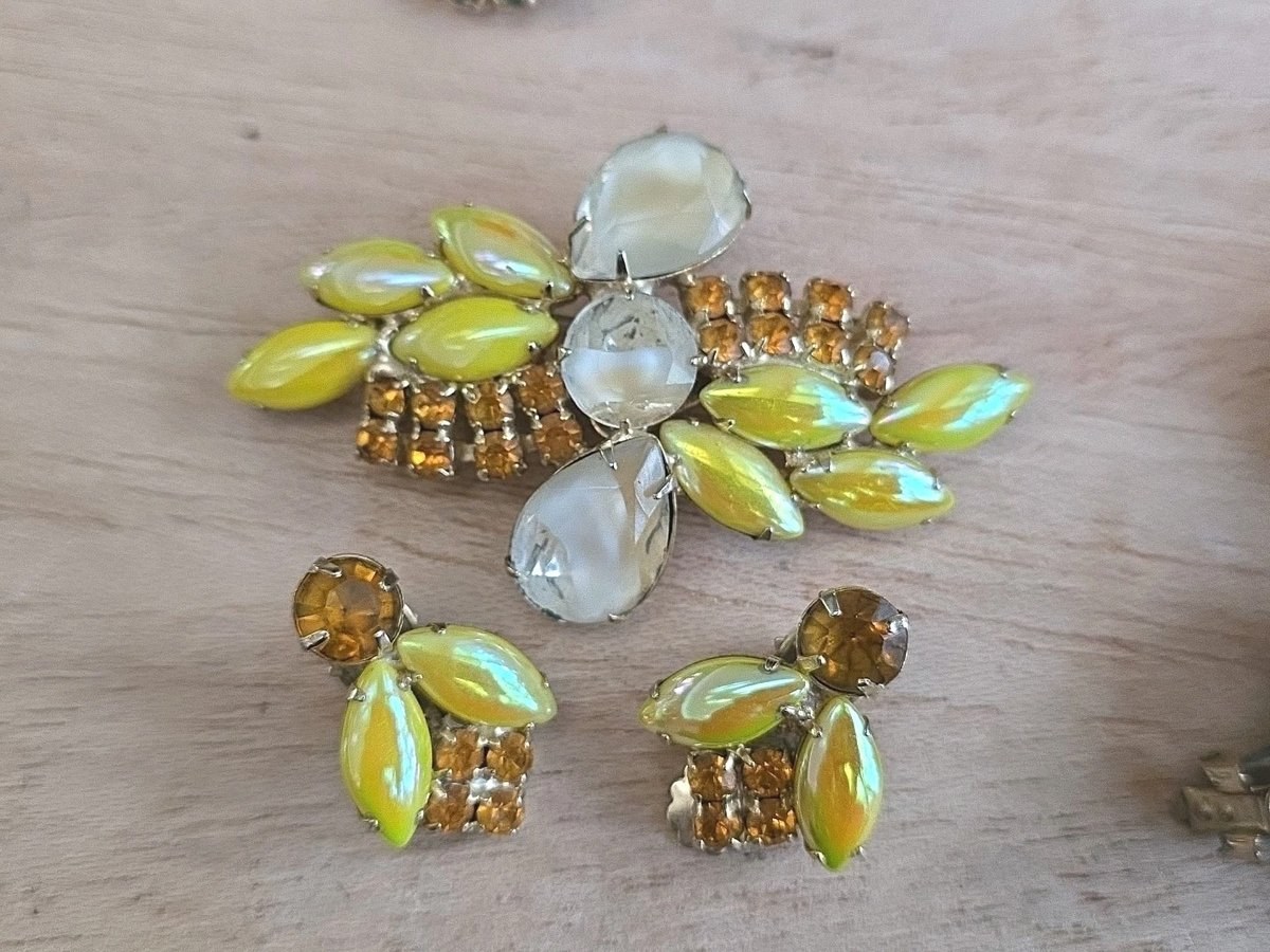 Vintage Gold AB Rhinestone Molded Leaf Juliana Clipon Earrings & Brooch 