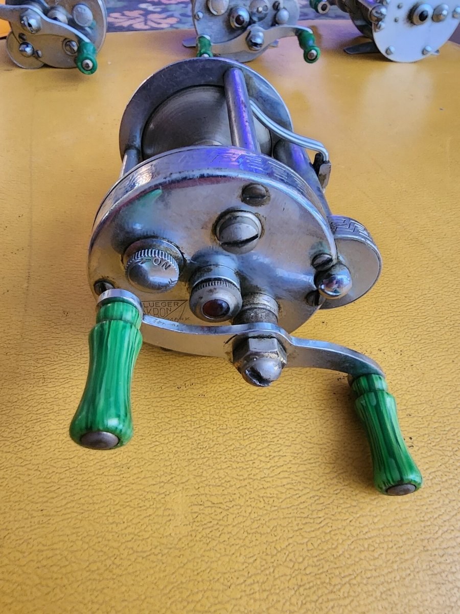 VINTAGE PFLUEGER AKRON NO. 1893 CHROME FISHING REEL GREEN HANDLES CASTING REEL