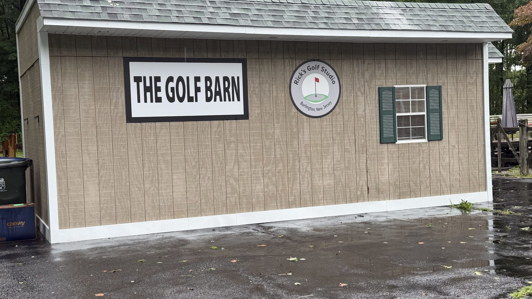 Exterior of The Golf Barn with Rick’s Golf Studio sign in Burlington, New Jersey