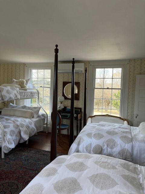 Four-poster twin beds in a guest bedroom