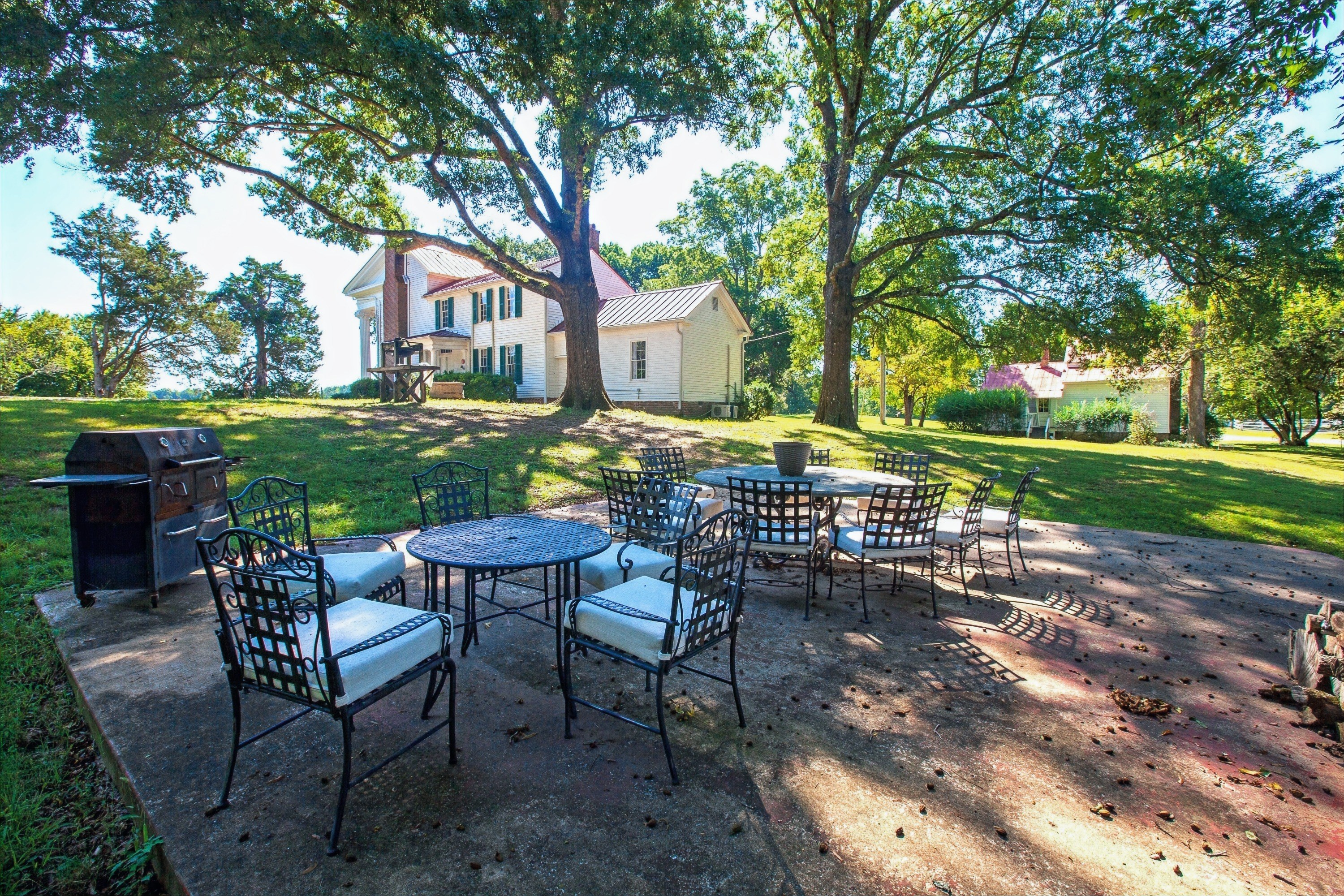 Grounds surrounding Woodlawn Plantation