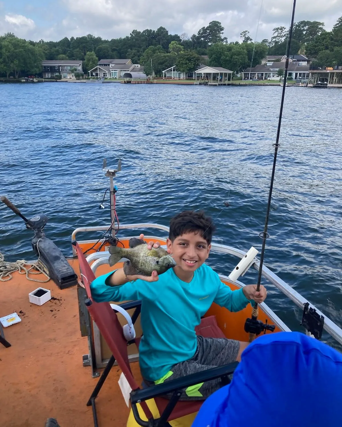 Guests fishing from a Lake Conroe boat on a bright day. Lake Conroe Fishing Guide - Billy Mills