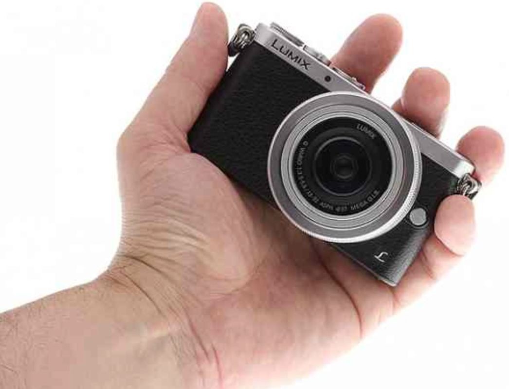Fits in the palm of your hand with ease. Thanks to www.imaging-resource.com for this photo.